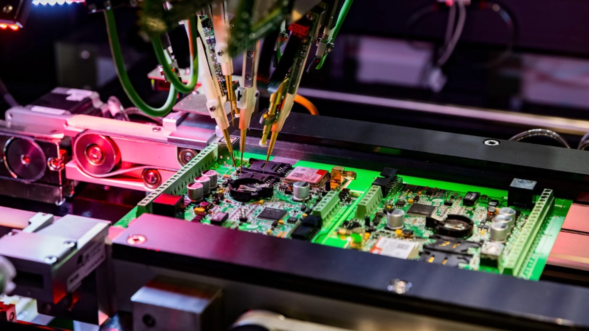 Спира ли Тайван производството на чипове: Има резервен газ само за 11 дни