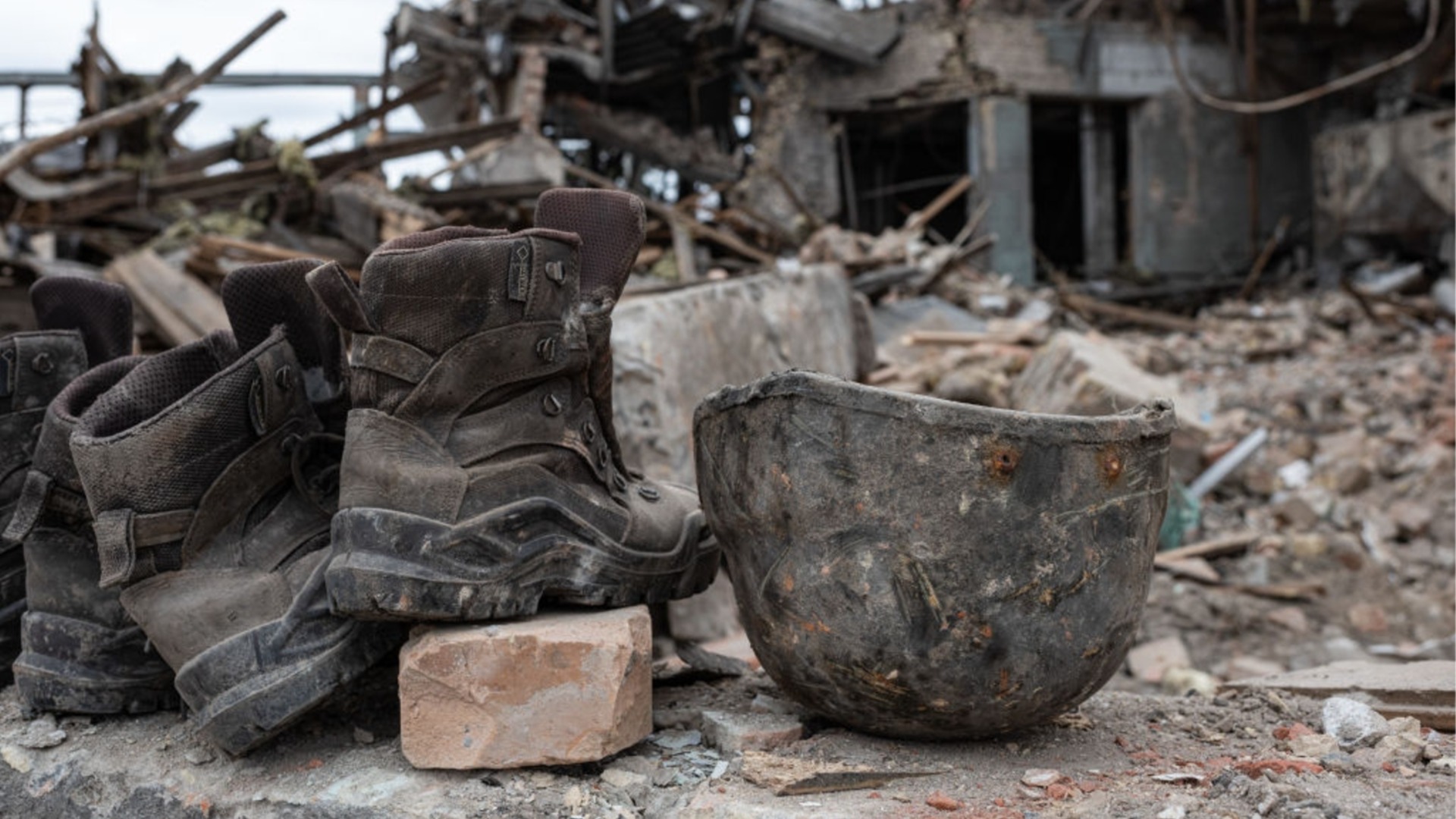 Руски войници се обуват и гърмят: ФСБ се хвали, че разкрила 