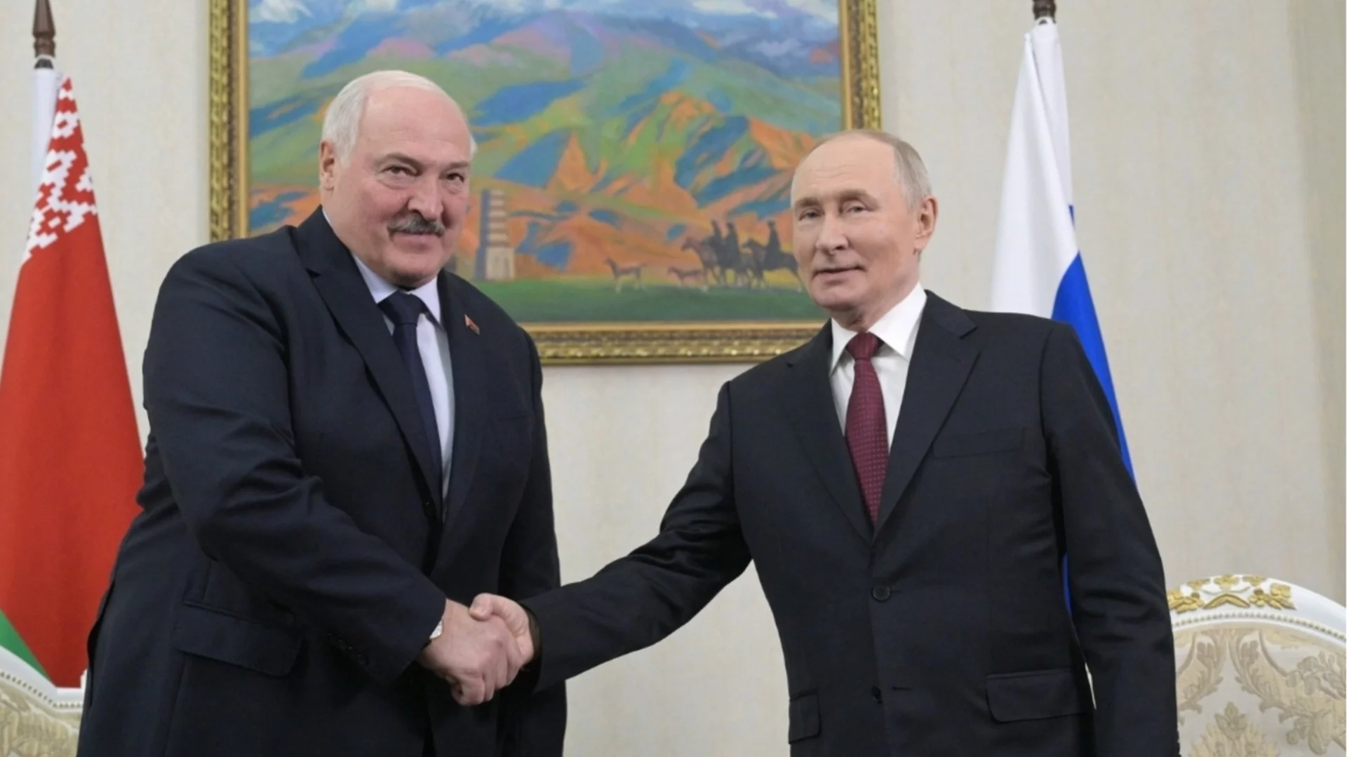 Лукашенко се прегърна с Ким Чен Ун в Пхенян, положи цветя от името на Путин (ВИДЕО)