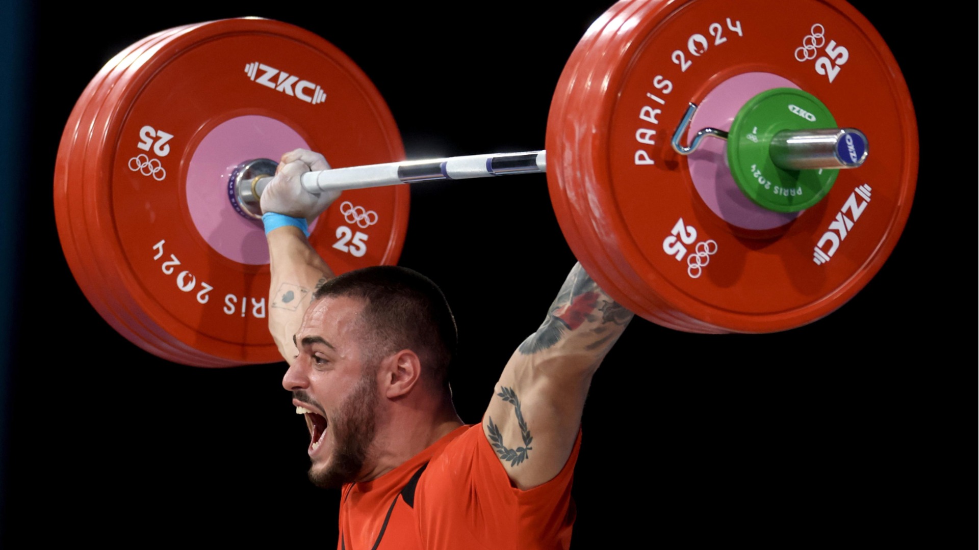 Феноменът Карлос Насар е изправен пред покоряването на нови два световни рекорда в щангите