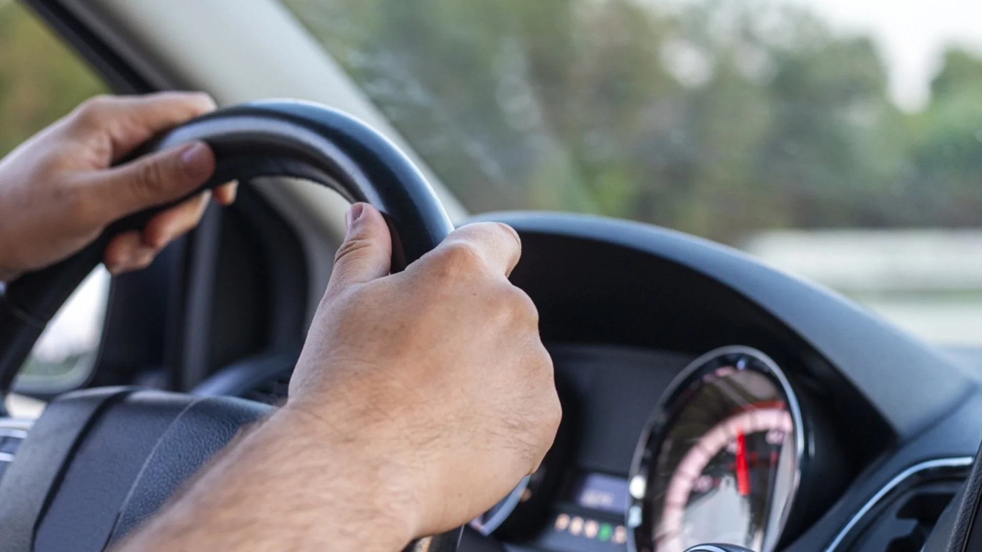 Защо НЕ трябва да карате колата по инерция на наклон