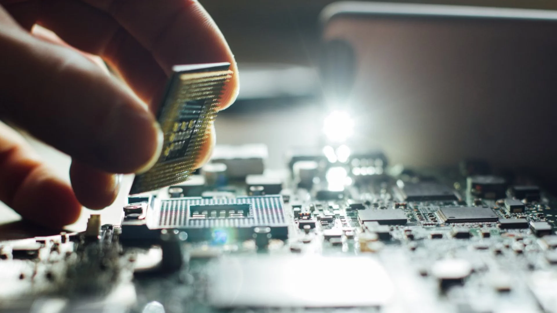 Заради Иран: Брутална технологична криза на хоризонта. ЕС се ослушва за руския петрол, бури и торнадо ще влияят на войната