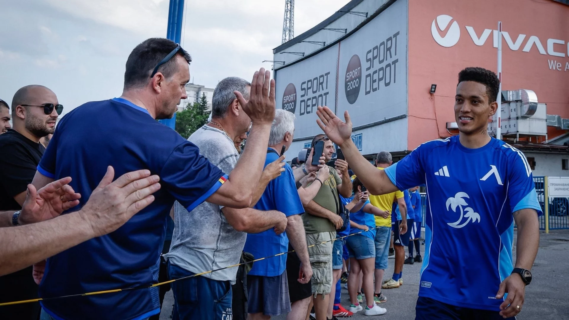 Цунами се завърна на „Герена“, получи специални подаръци от Наско Сираков (СНИМКИ)