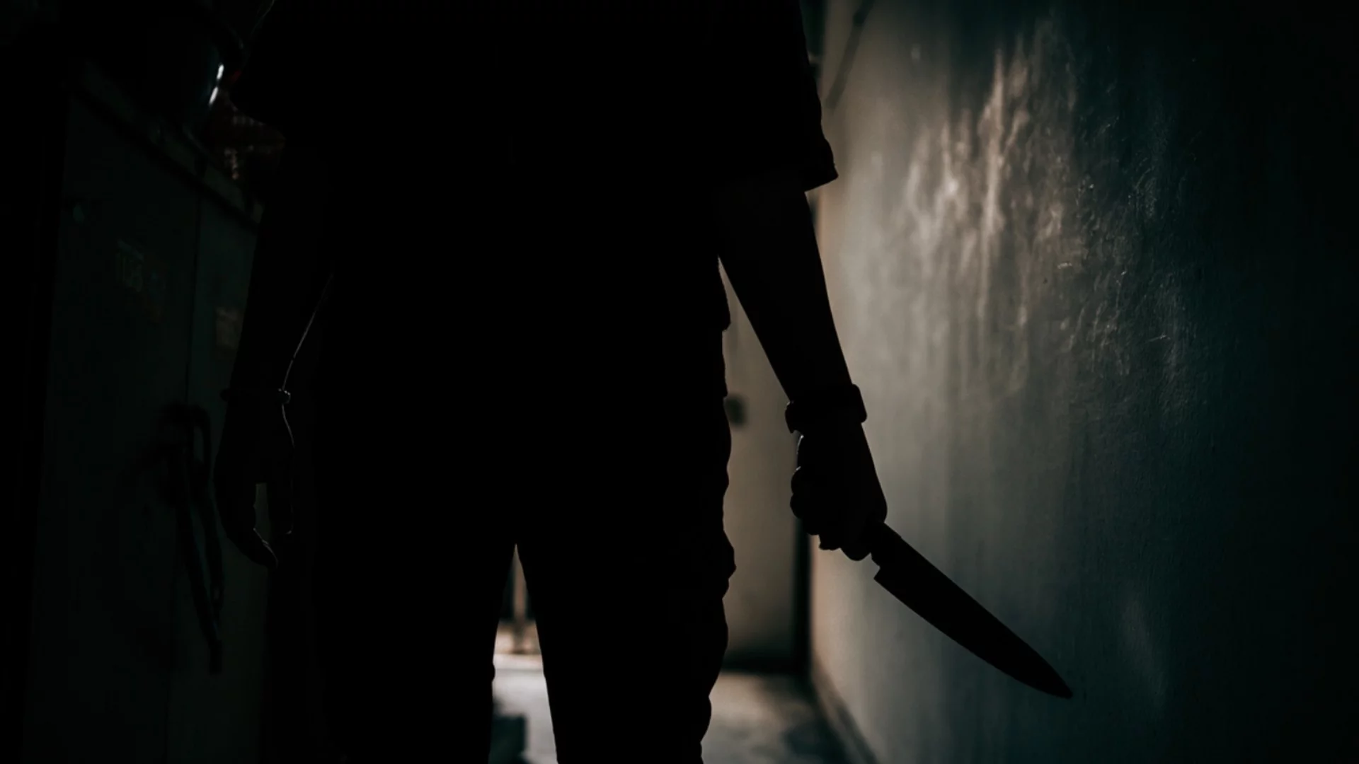 С ножове и срамно видео: Обвиниха трима, изнудвали мъж