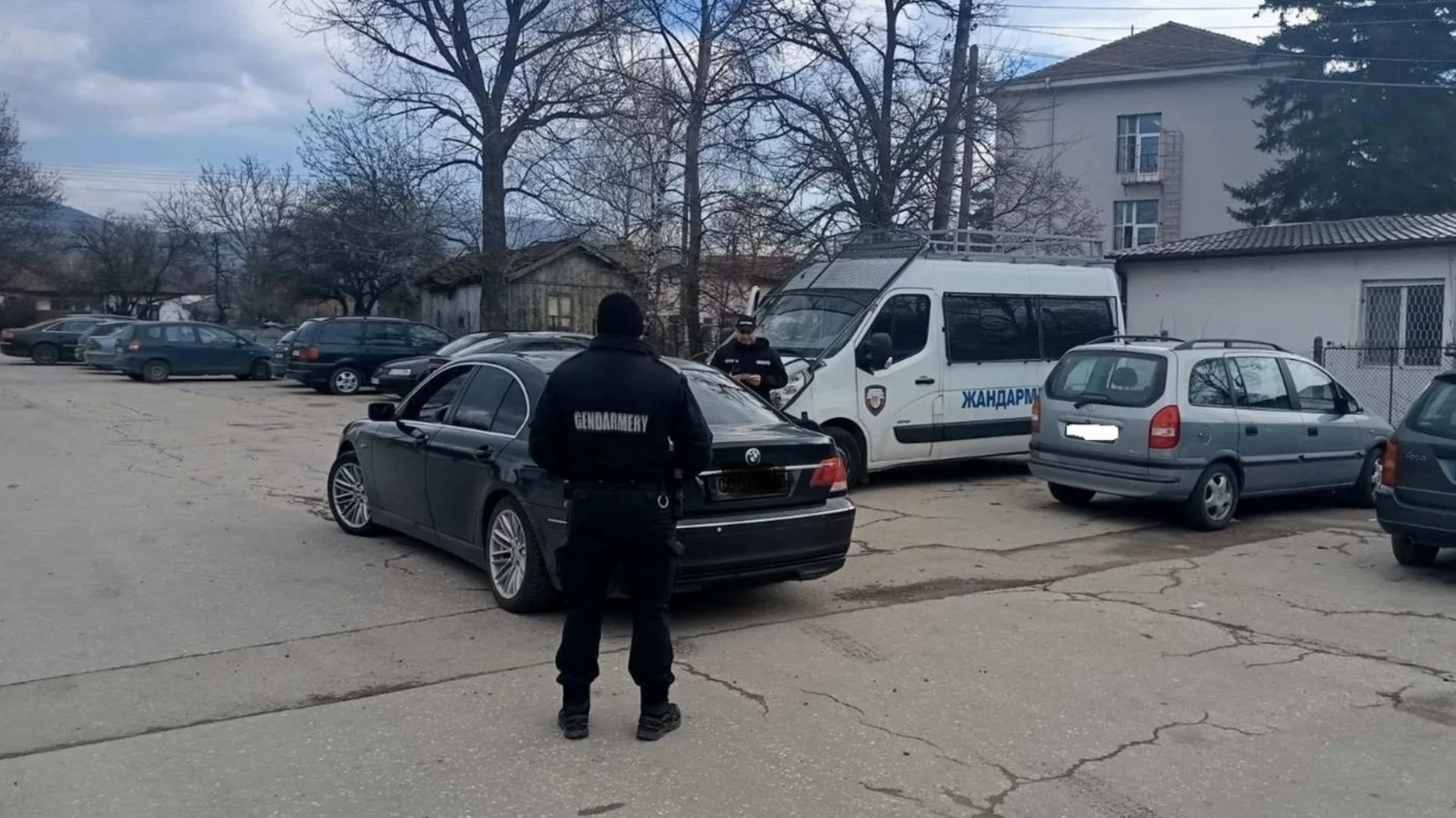 Списъци с имена, пари и наркотици: Полицейска акция в Ихтиман