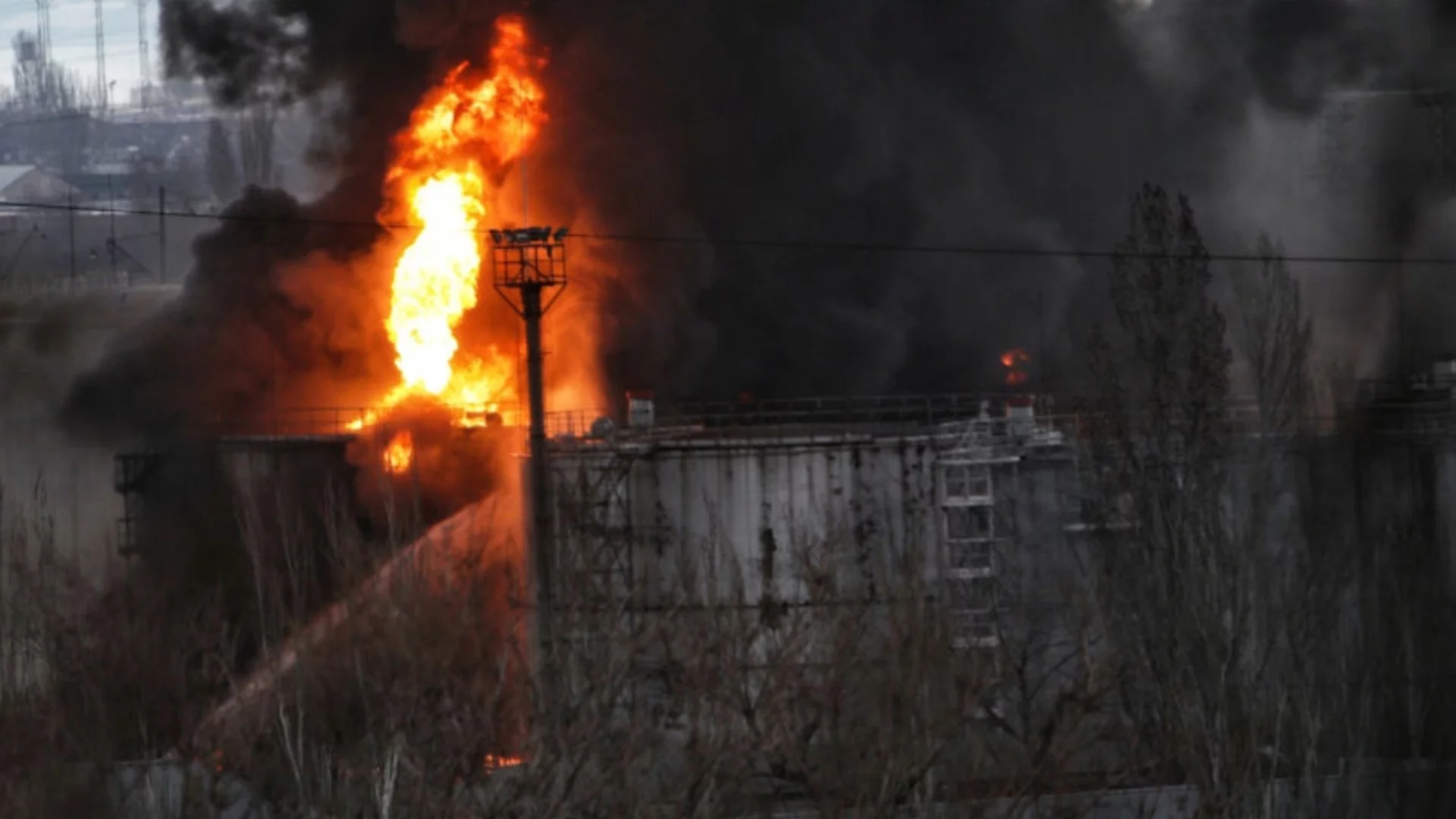 Второ пристанище за износ на руски петрол спря работа. Бомби над Русия за пръв път от Втората световна война (ВИДЕО)