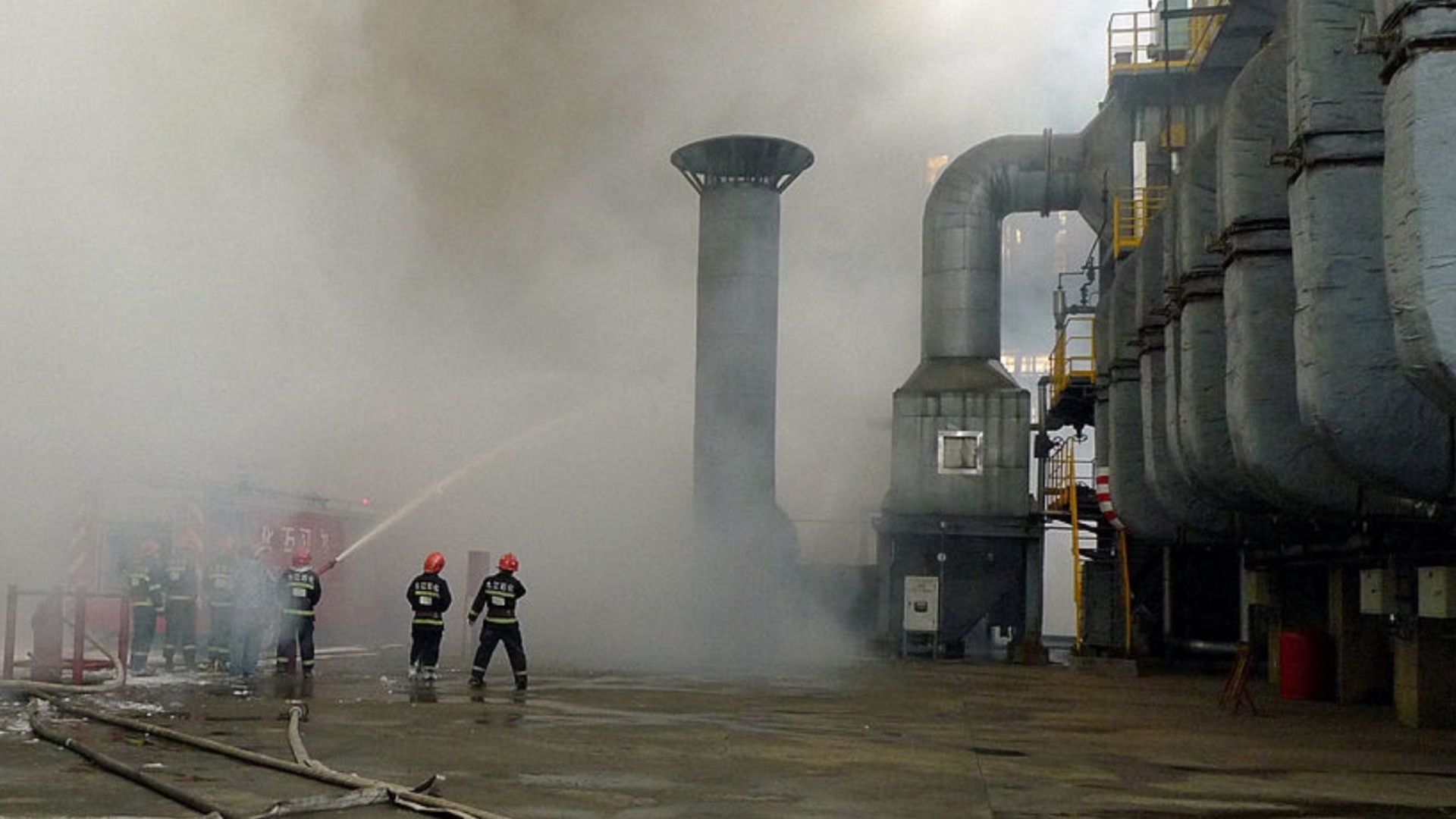 По-малко пари от петрол за Путин: Украйна подпали второ руско пристанище. Извънредно положение в Севастопол, Белгород е без ток и парно (ВИДЕО)