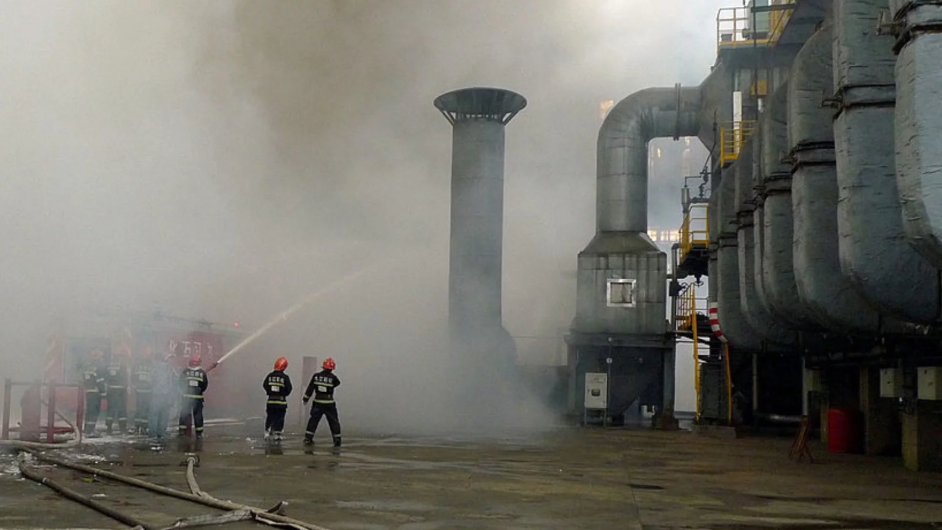 По-малко пари от петрол за Путин: Украйна подпали второ руско пристанище. Извънредно положение в Севастопол, Белгород е без ток и парно (ВИДЕО)