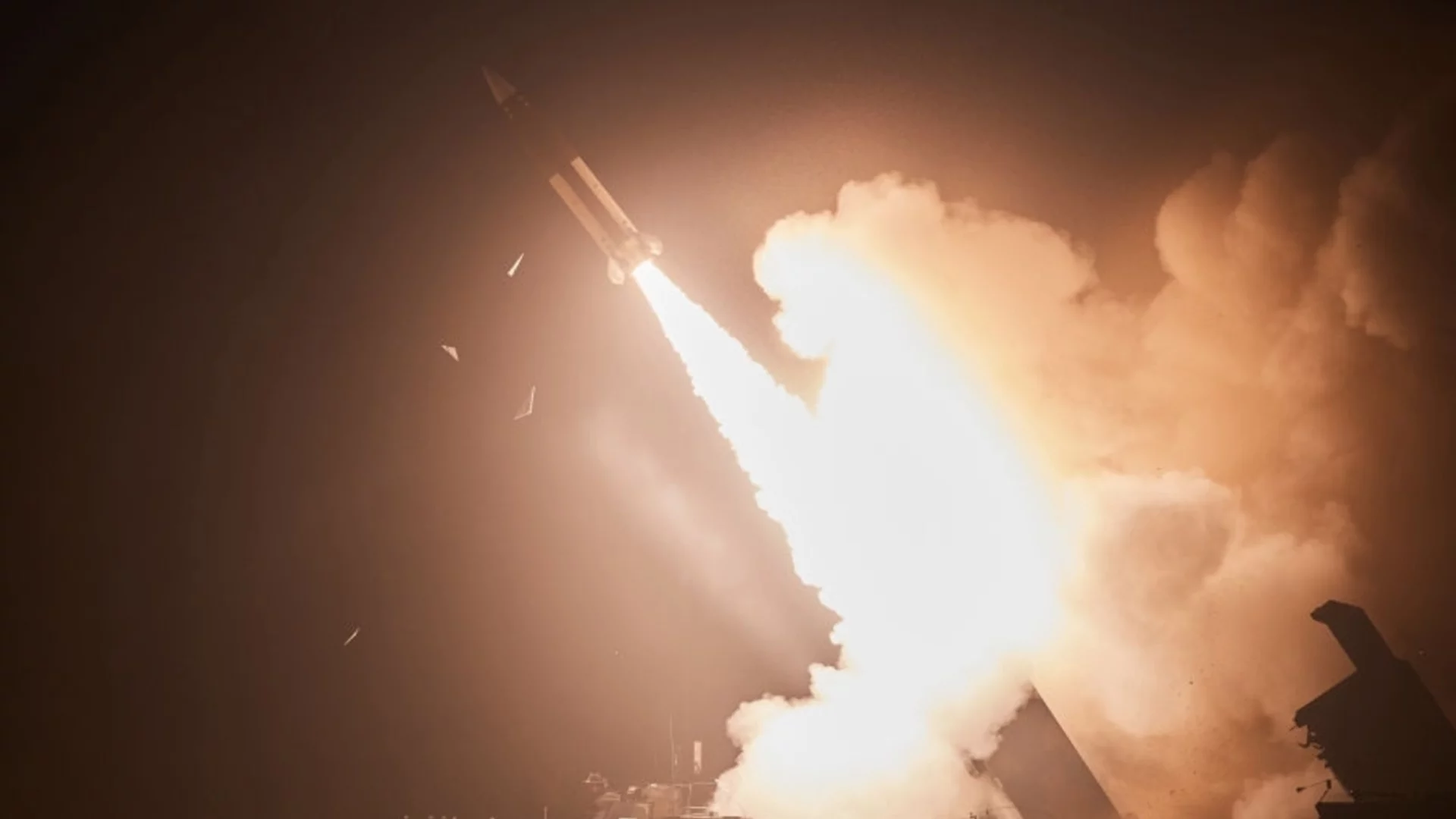 САЩ увеличават производството на ракети: Запасите са почти стопени