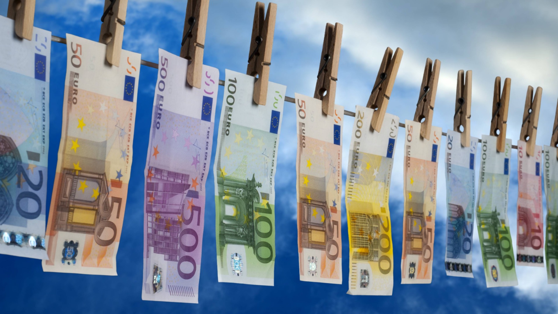 Опитал два пъти да пробута по 100 фалшиви евро: Мъж получи присъда