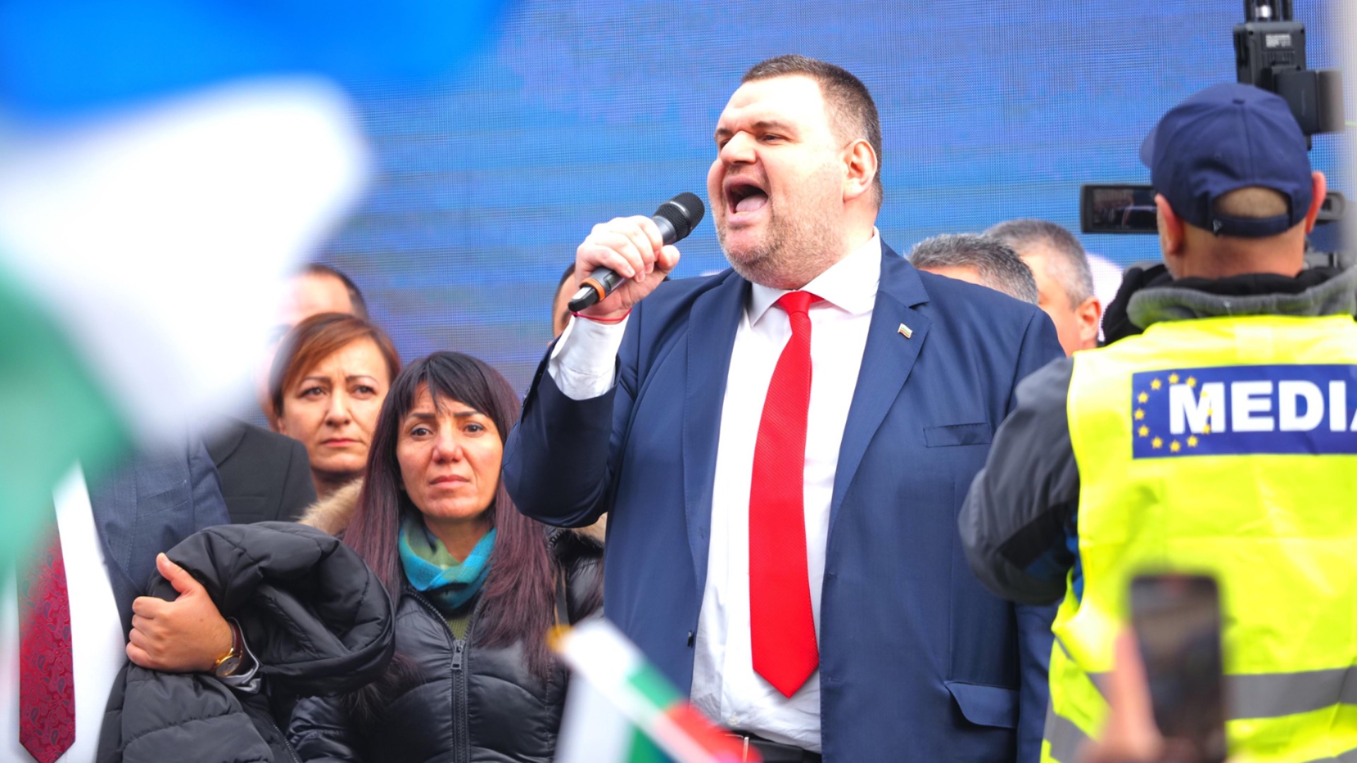 Прокуратурата бързо започна разследване срещу вътрешния министър по искане на Пеевски