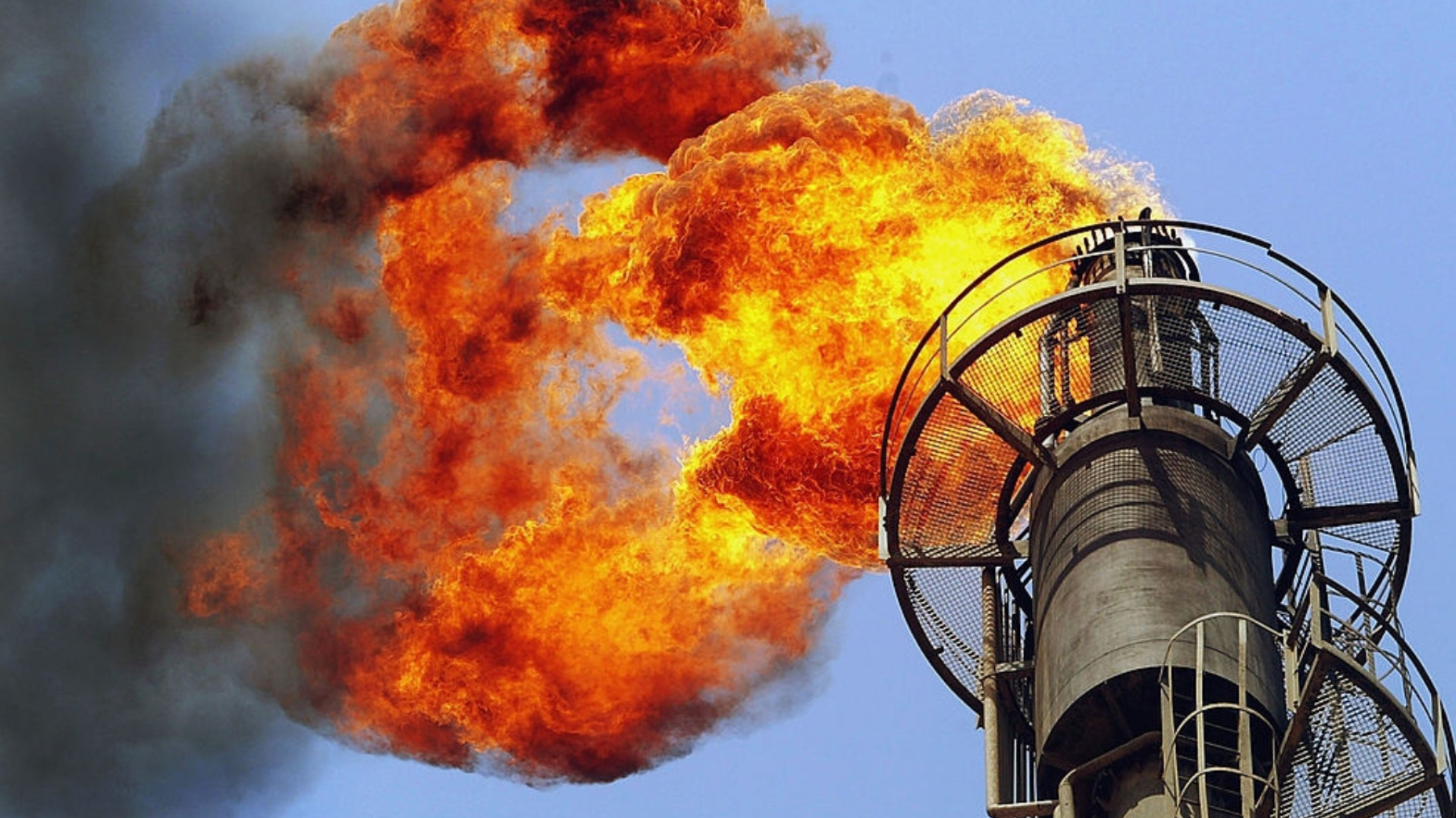 Втората най-голяма руска рафинерия КИНЕФ е аут заради украински дронове, ударен е и авиозаводът в Смоленск (ВИДЕО)