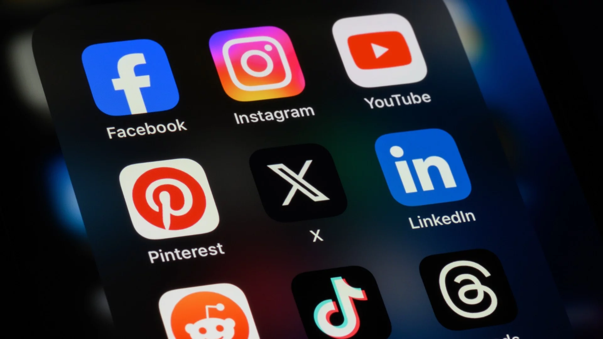 Съдебен удар: Meta и Google признати за виновни за вреди върху младите