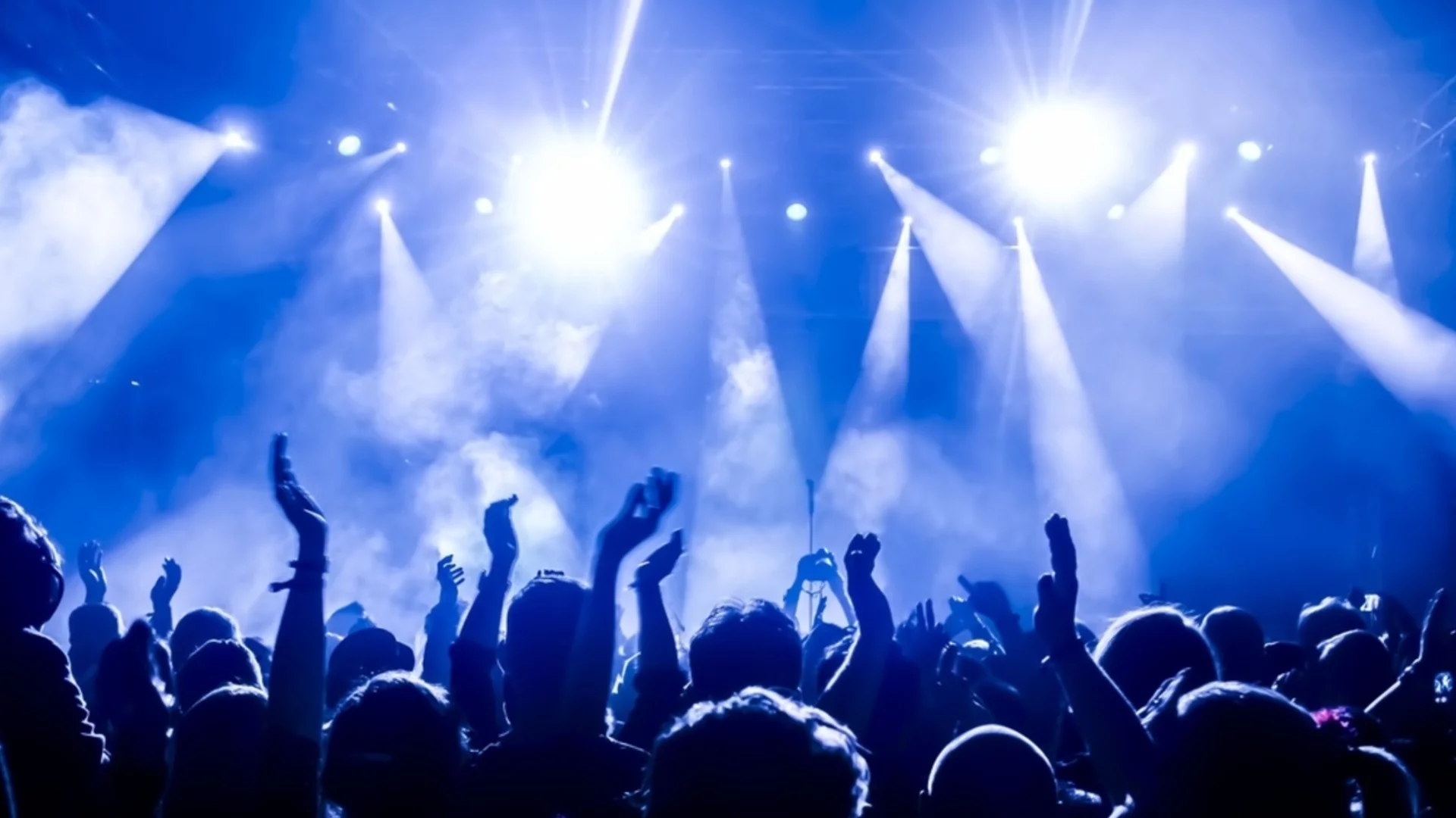 Музикална суперзвезда прекъсна концерта си заради хранително отравяне (ВИДЕО)