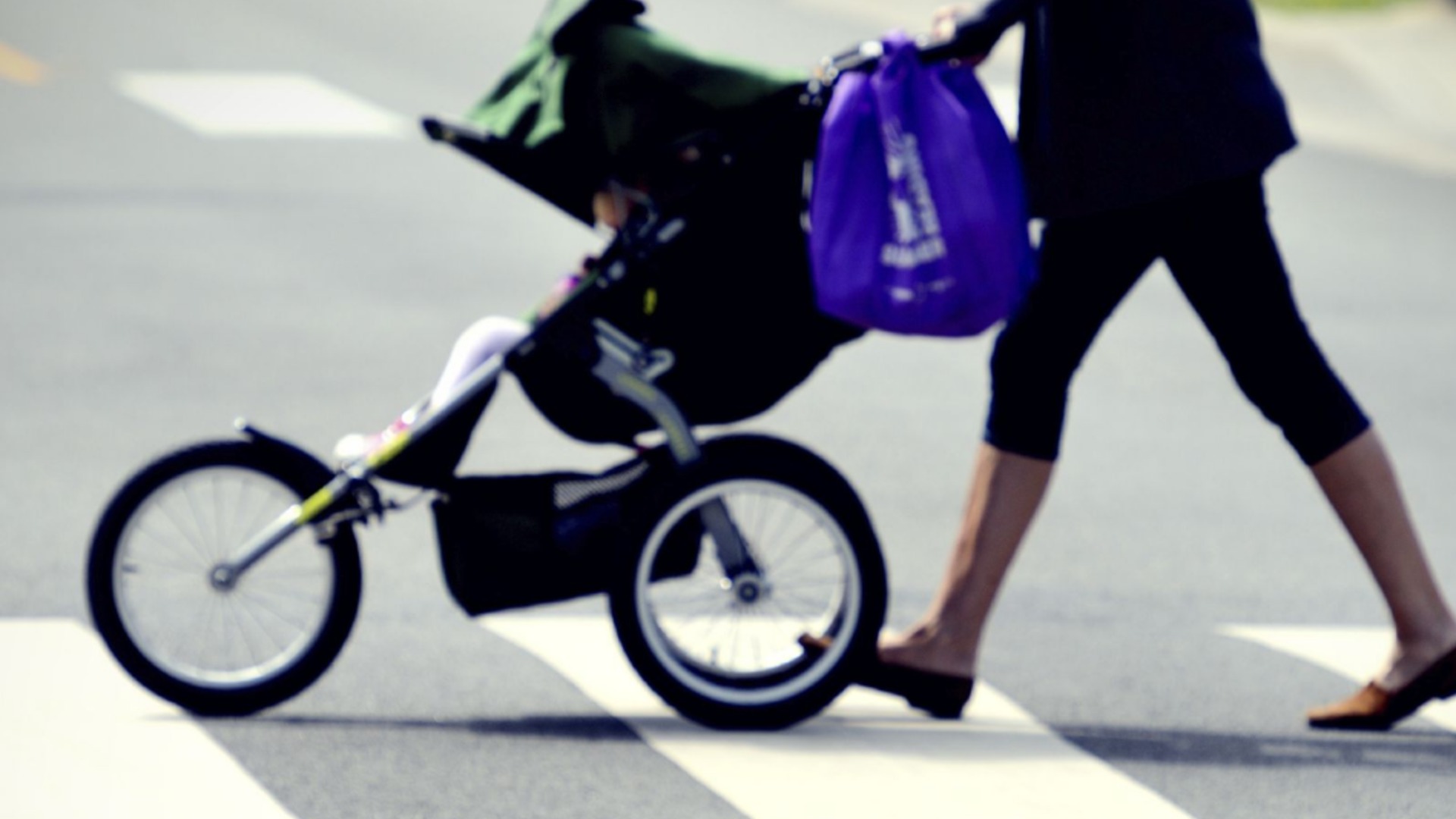 На една гума: Тийнейджър с мотор едва не уби бебе