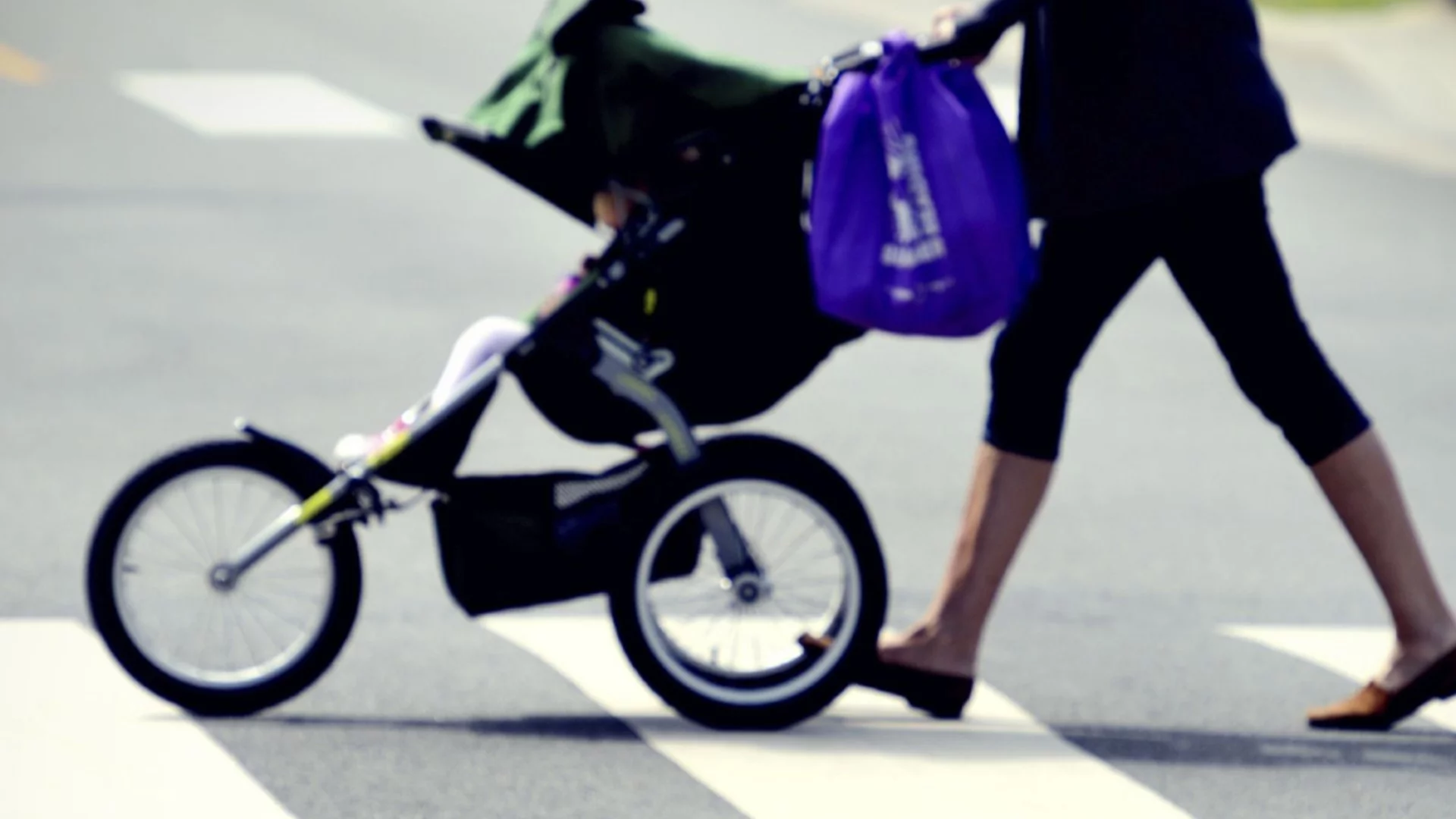 На една гума: Тийнейджър с мотор едва не уби бебе