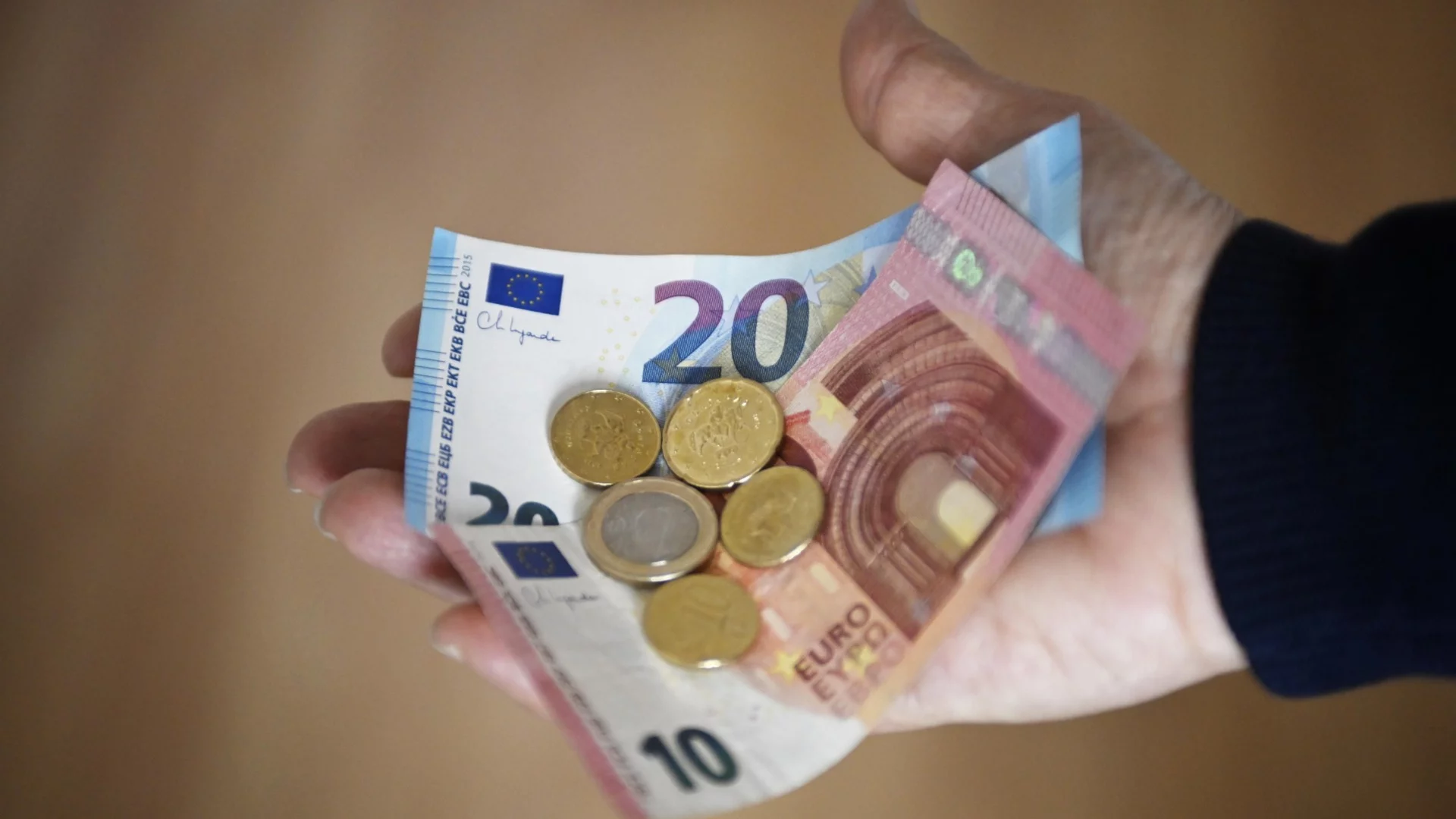 Само за ден: Хиляди искат компенсации за скъпите горива, ето кога ще получат парите