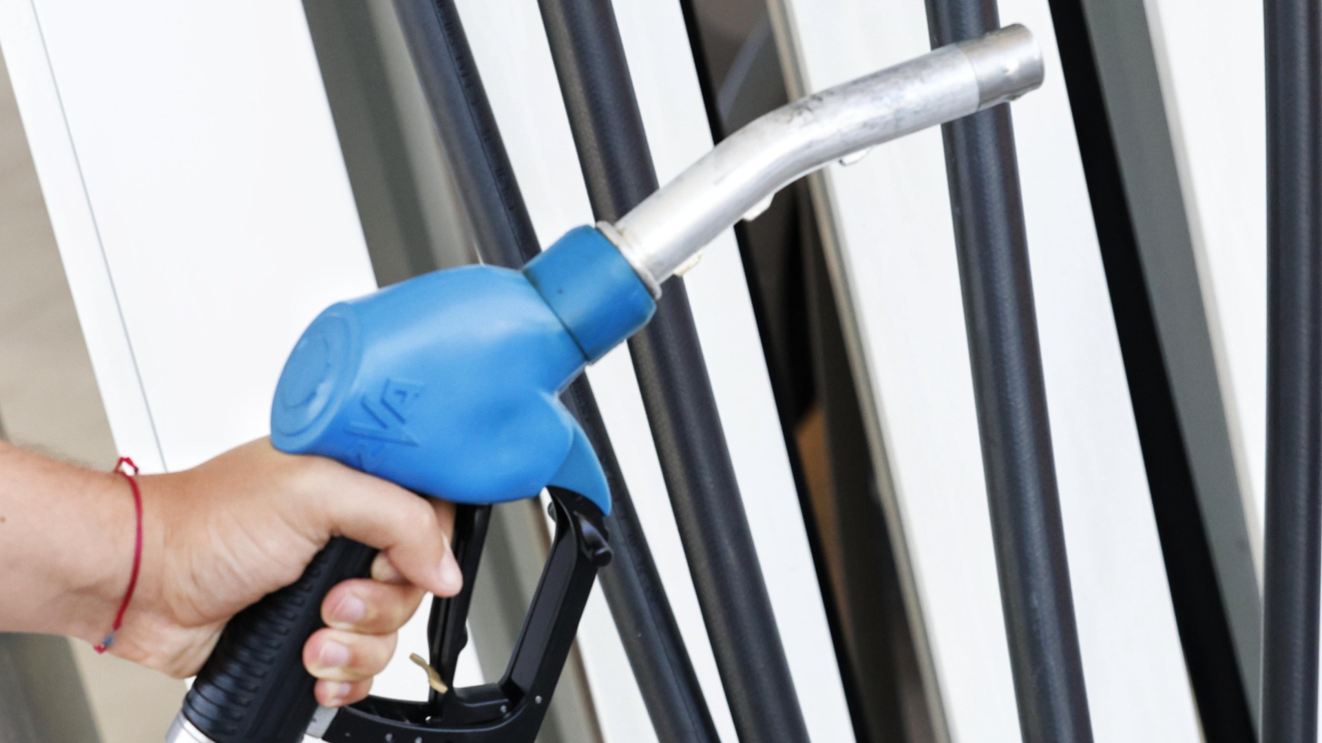 Ако не спрете да се струпвате по бензиностанциите, ще ги затворим: Първа държава с крути мерки