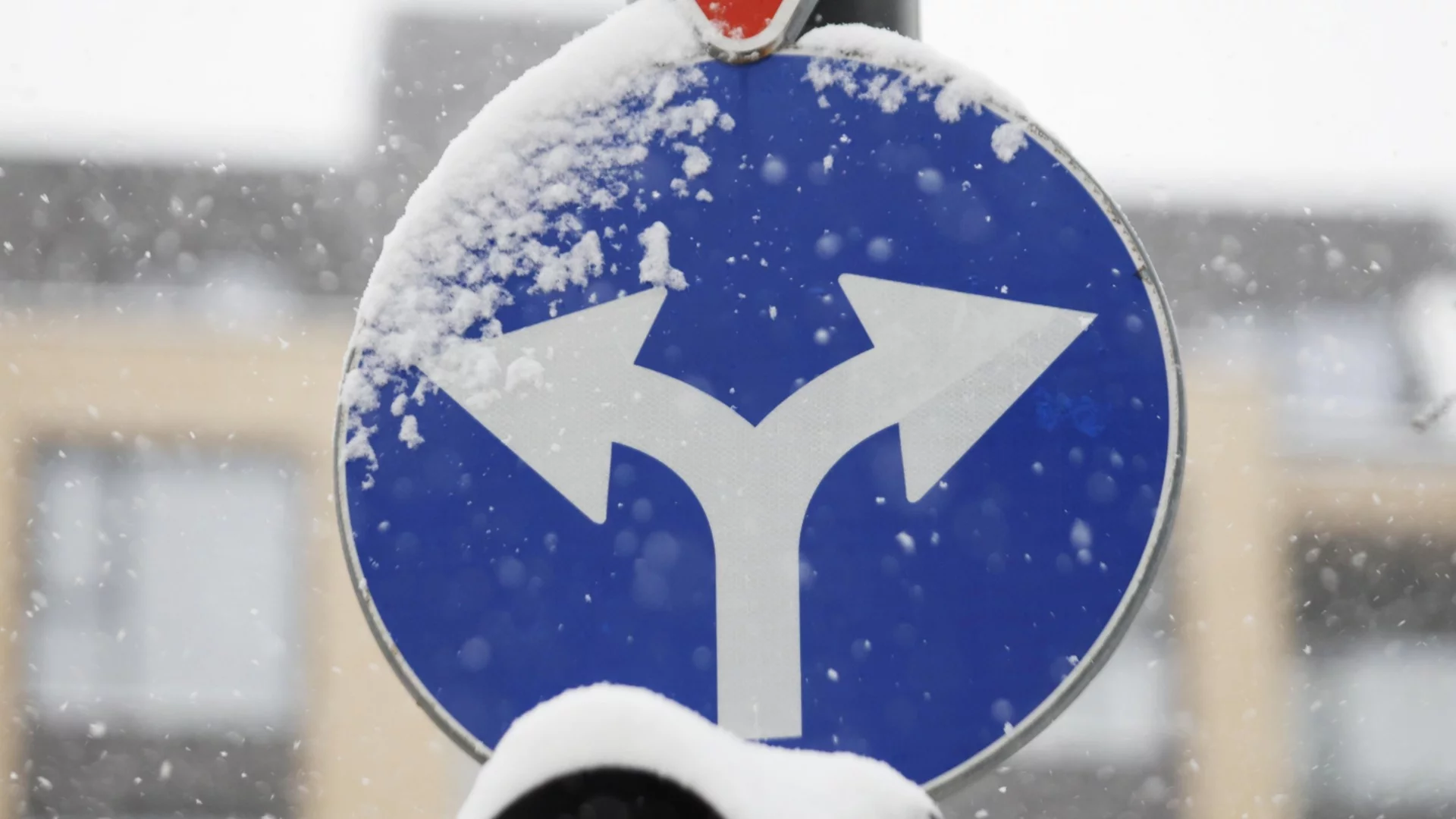 Мартенски сняг затрупа държава от Балканите (СНИМКИ)