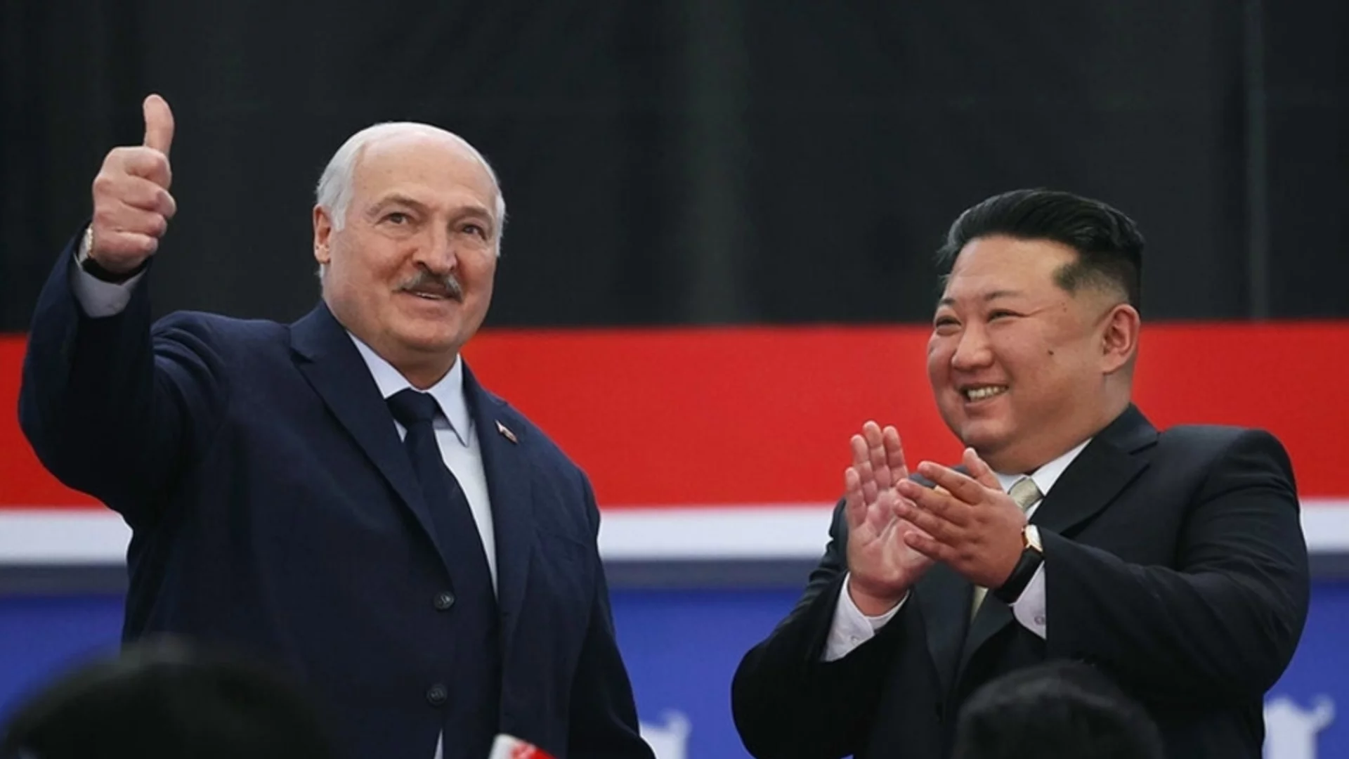 Лукашенко подари на Ким Чен Ун автомат и му каза, че с тези дисциплинирани корейци ще стигне далеч (ВИДЕО, СНИМКИ)