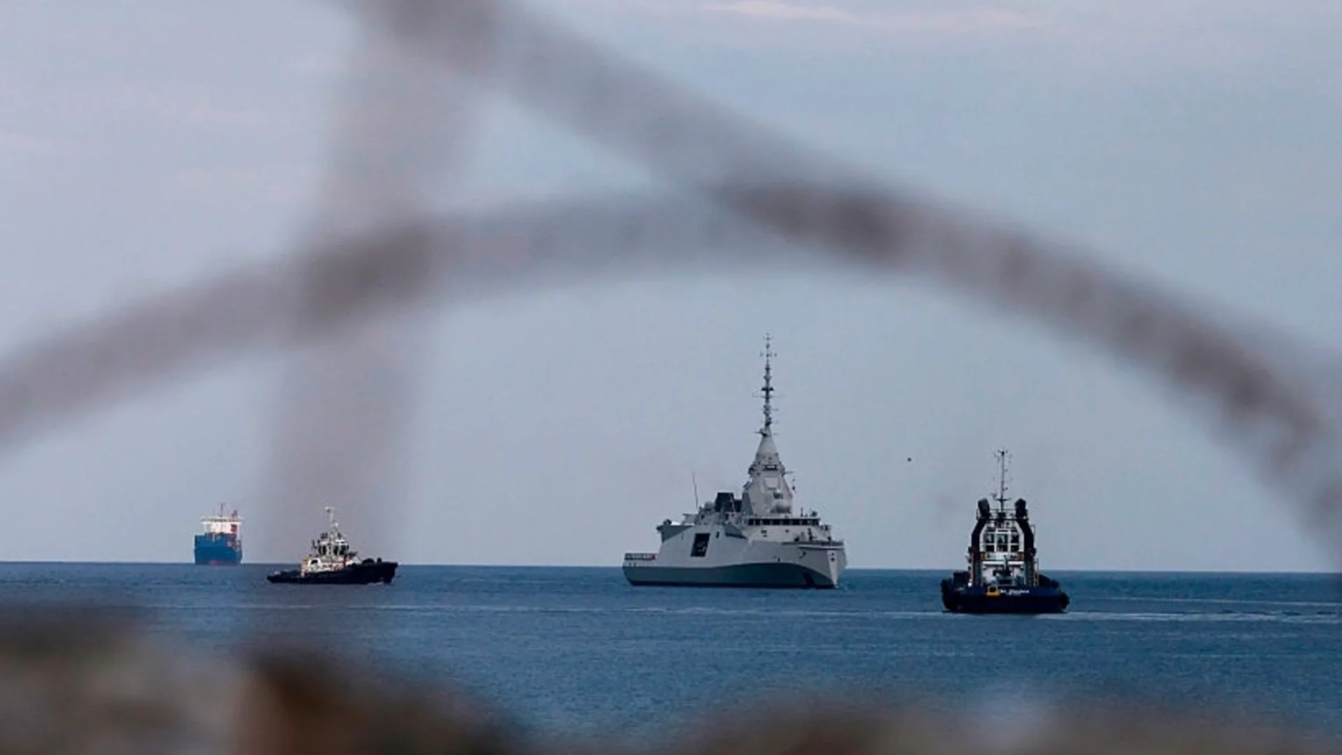 Иран изглежда печели милиони от блокадата на Ормузкия проток?