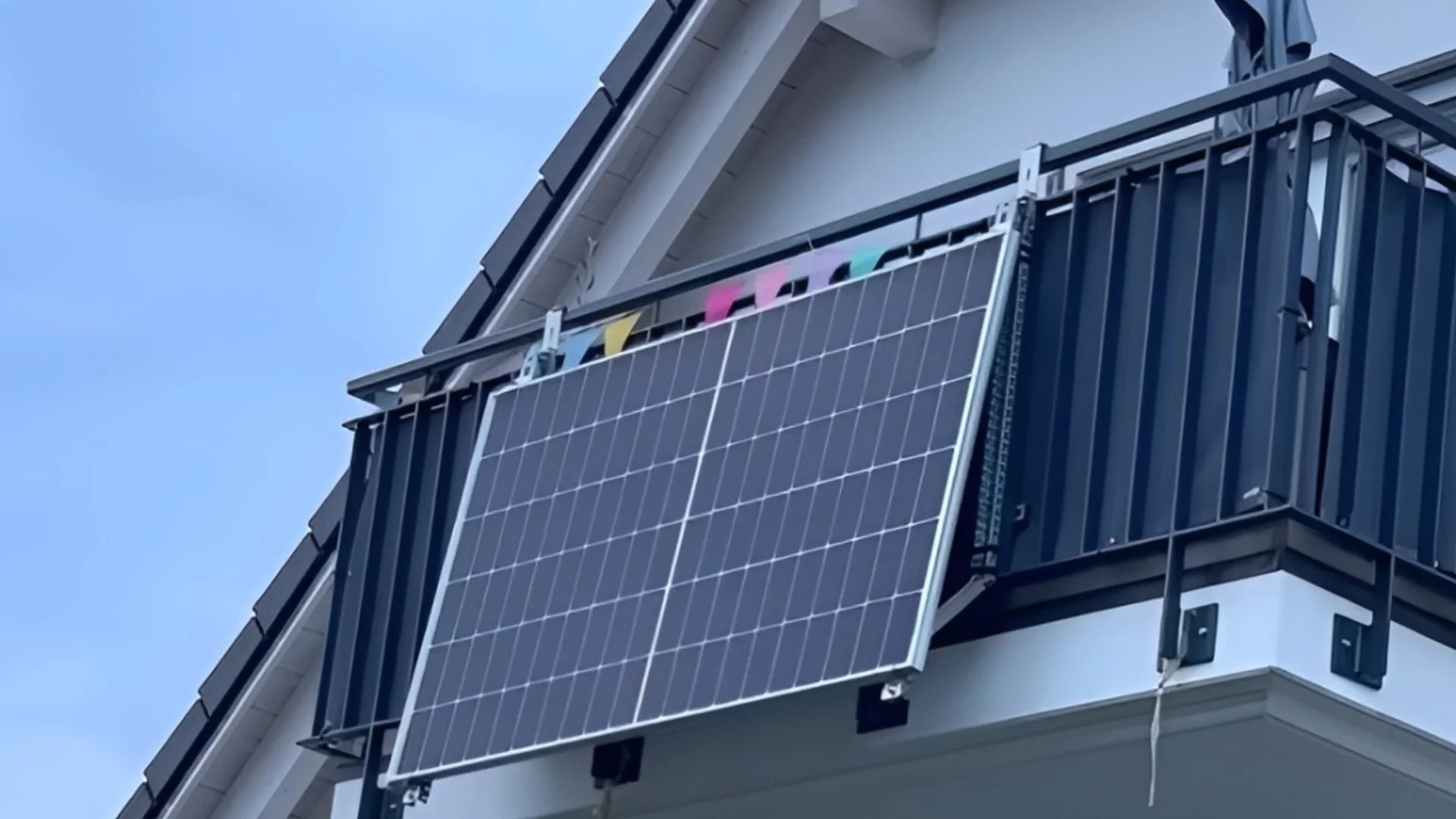 Включваш в контакта и си енергийно независим: Соларните панели на балкона набират популярност (ВИДЕО)