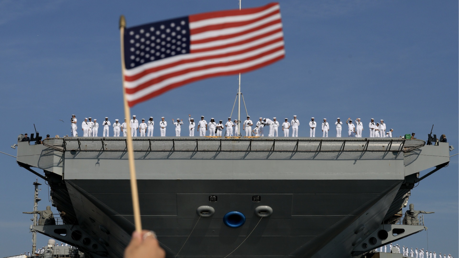 Морски пехотинец от САЩ бе ранен на самолетоносача 