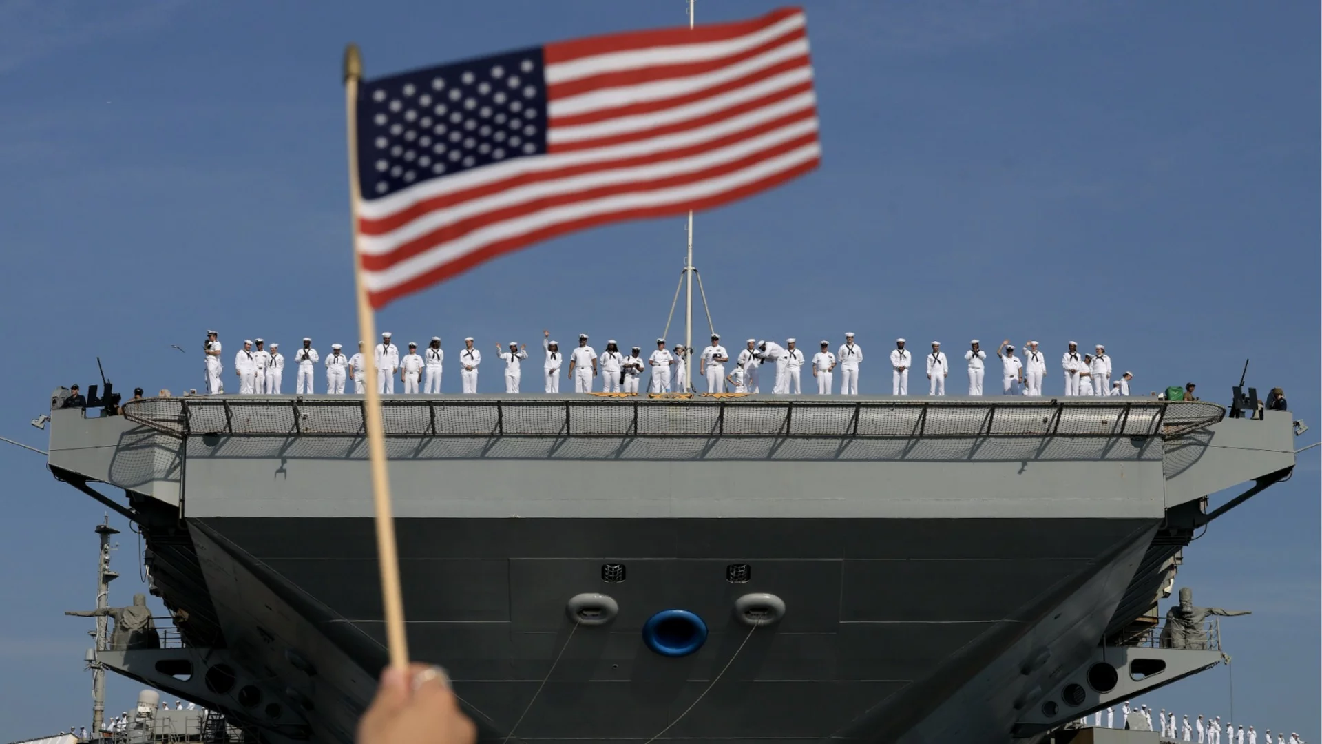 Морски пехотинец от САЩ бе ранен на самолетоносача "Ейбрахам Линкълн" в Близкия изток