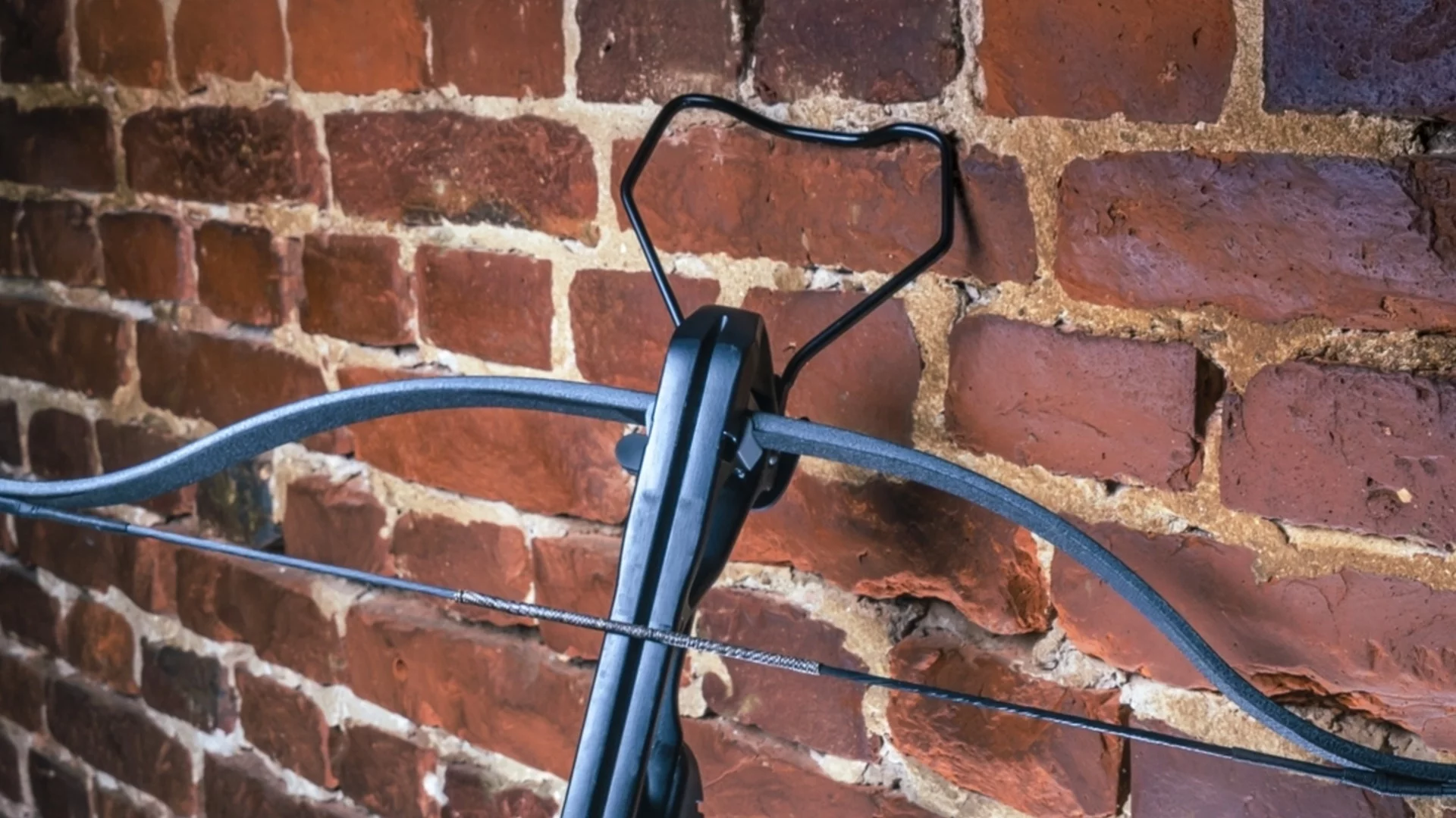 Отново в Русия: Момче стреля с арбалет срещу съученичка (СНИМКА)