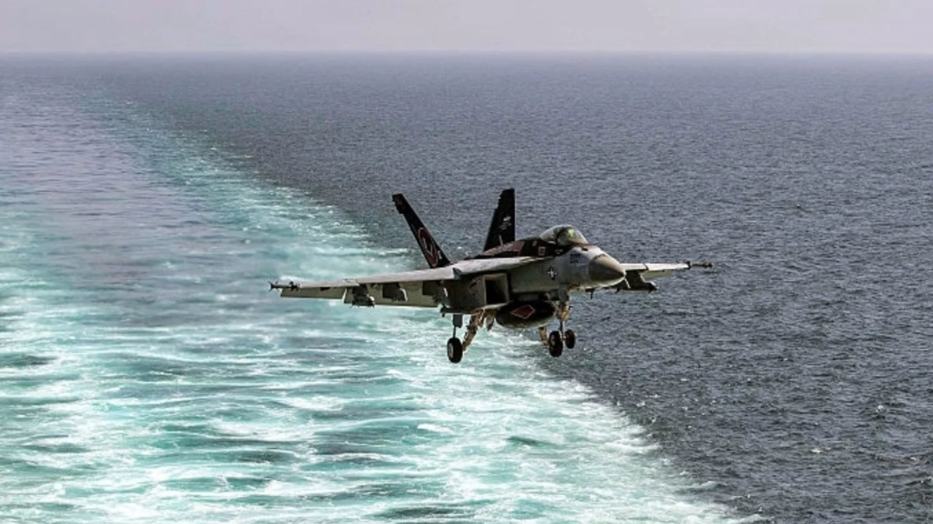 ВИДЕА: Ирански кораб сваля американски изтребител - САЩ твърдят, че е фалшива новина