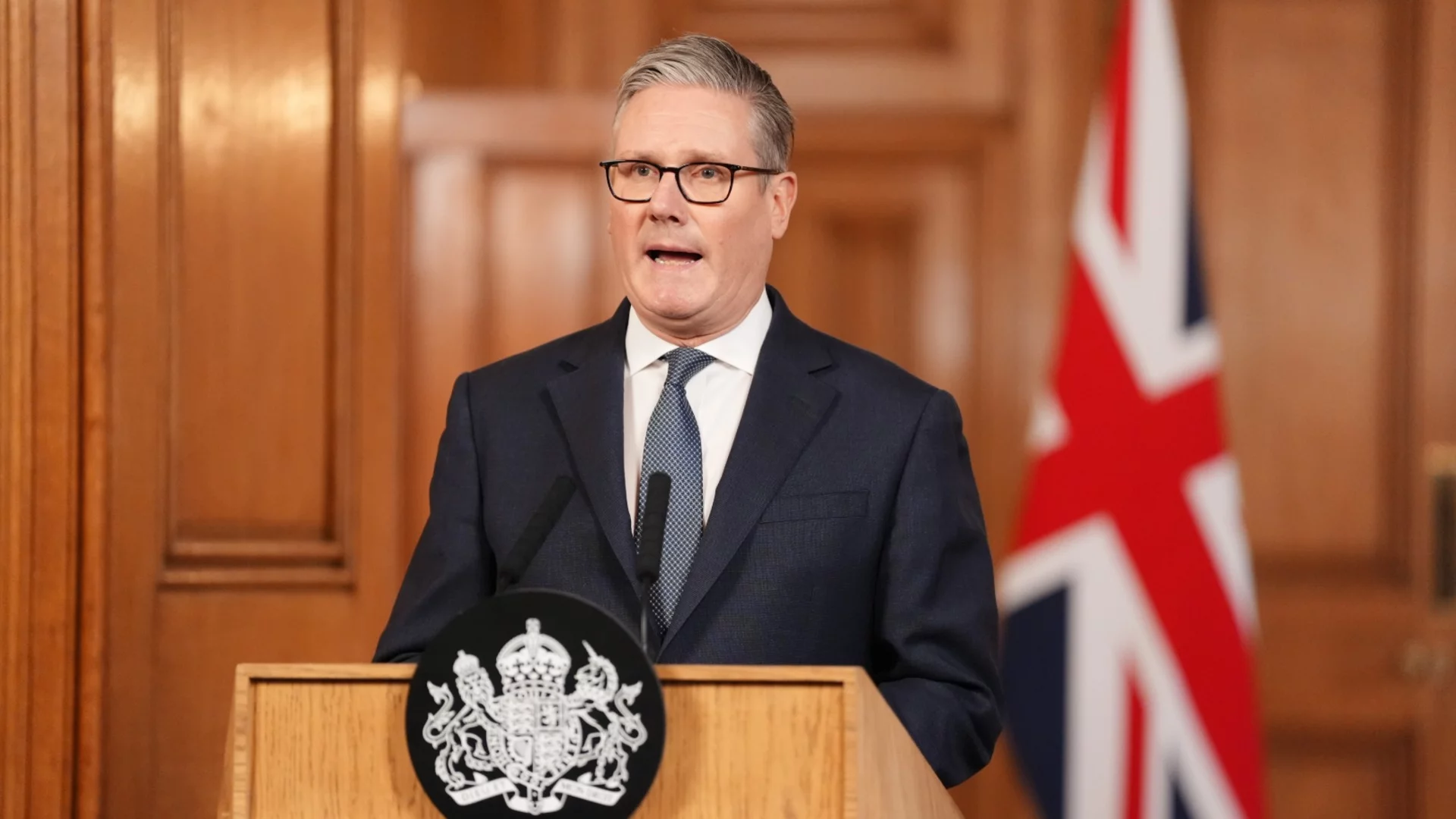 Киър Стармър: Западът е изправен пред война на два фронта