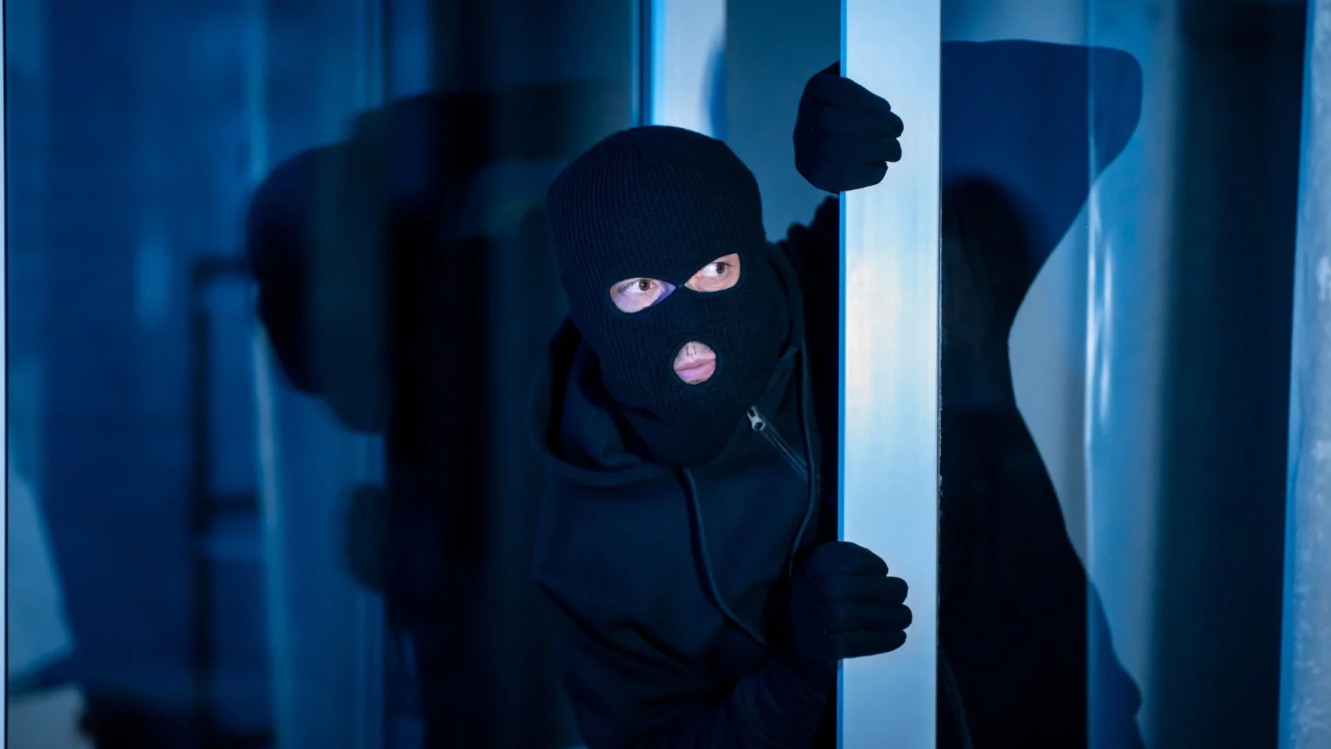 Дързък обир: Въоръжени с калашници задигнаха хиляди евро