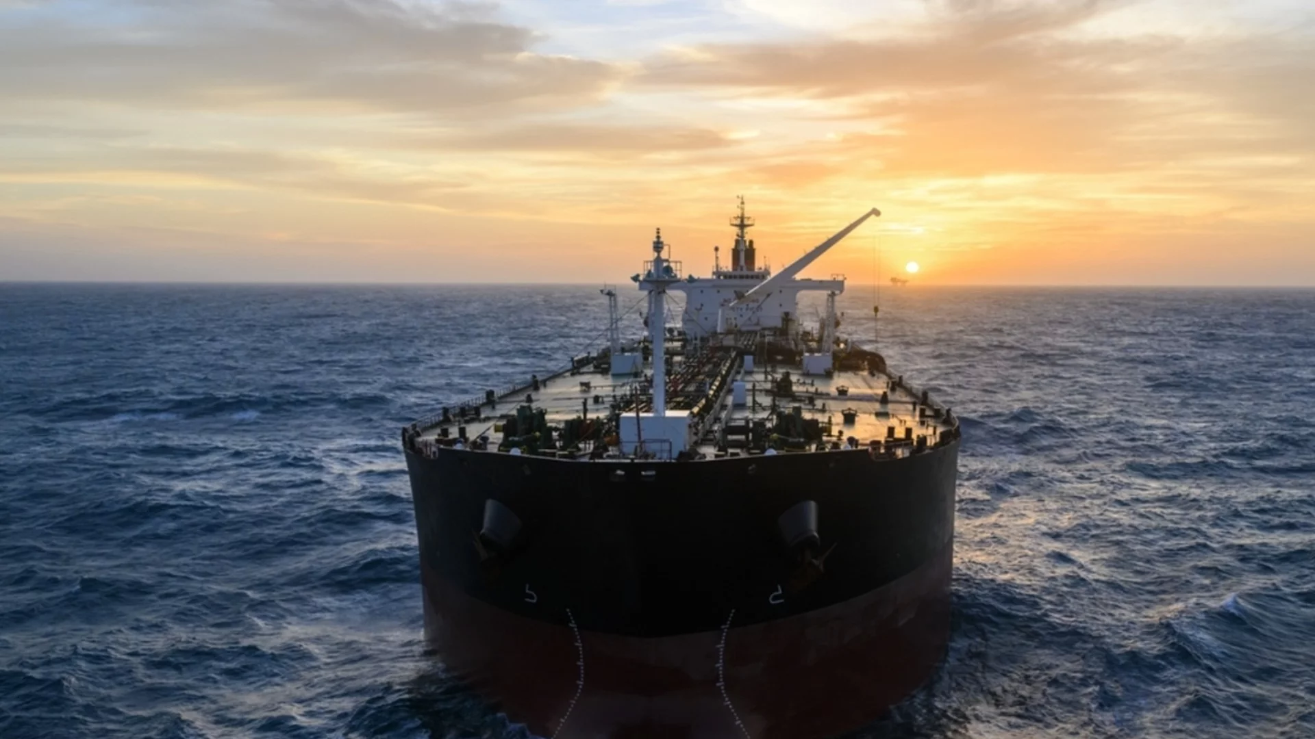 Турски танкер под атака с дронове на Босфора, пълни се с вода