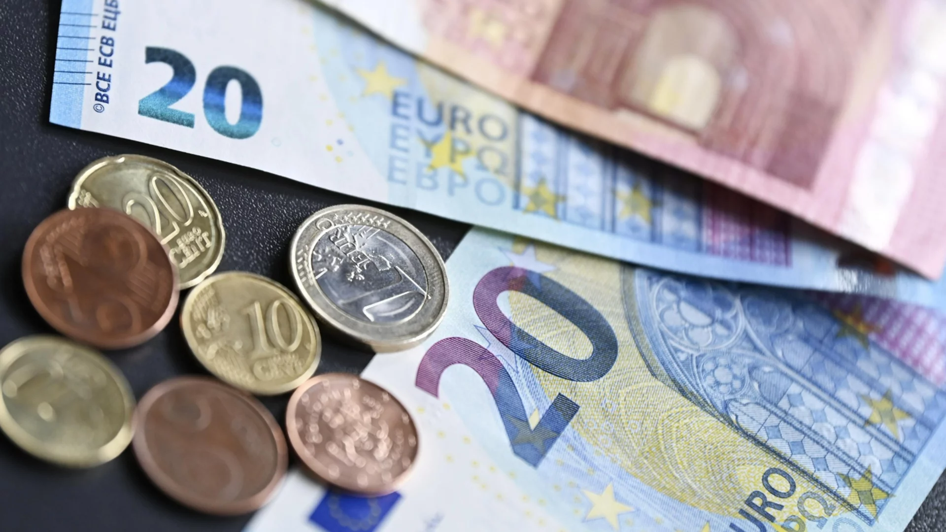 Интересен завой в курса на еврото