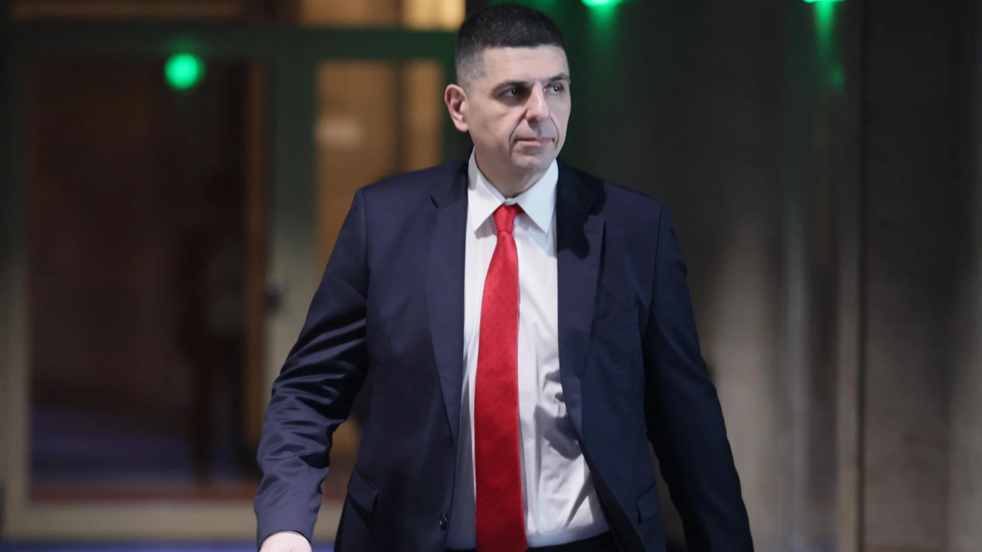 Чадър над "мутри, осигуряващи гласове по махалите": Мирчев за скандала с кмета на Кърджали