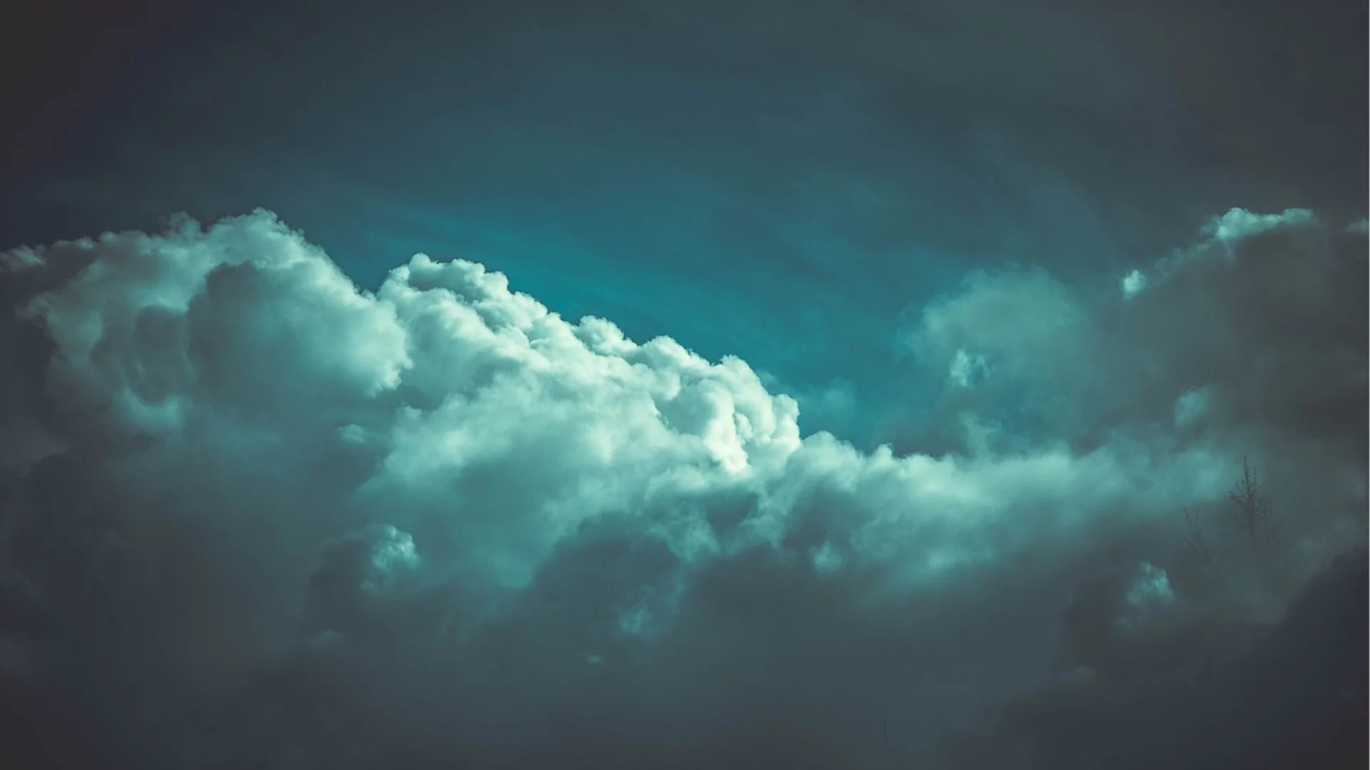 Не ходете в планината: Ураганен вятър, мъгла и сняг