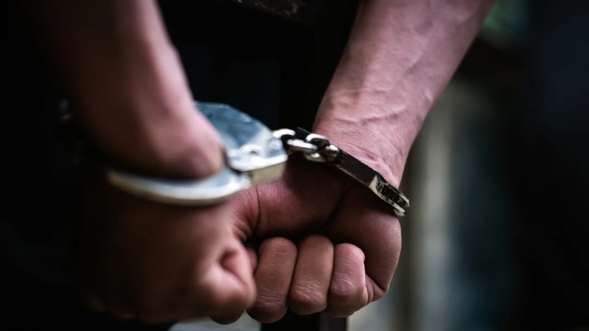 От юмруци и ритници до убийство: Задържаха криминално проявен