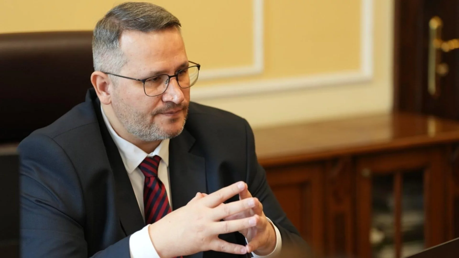 "Служебният кабинет няма да бъде отпускарски“: Христанов вади схема след схема – месо, дърва за огрев, заплати за фантоми-чиновници