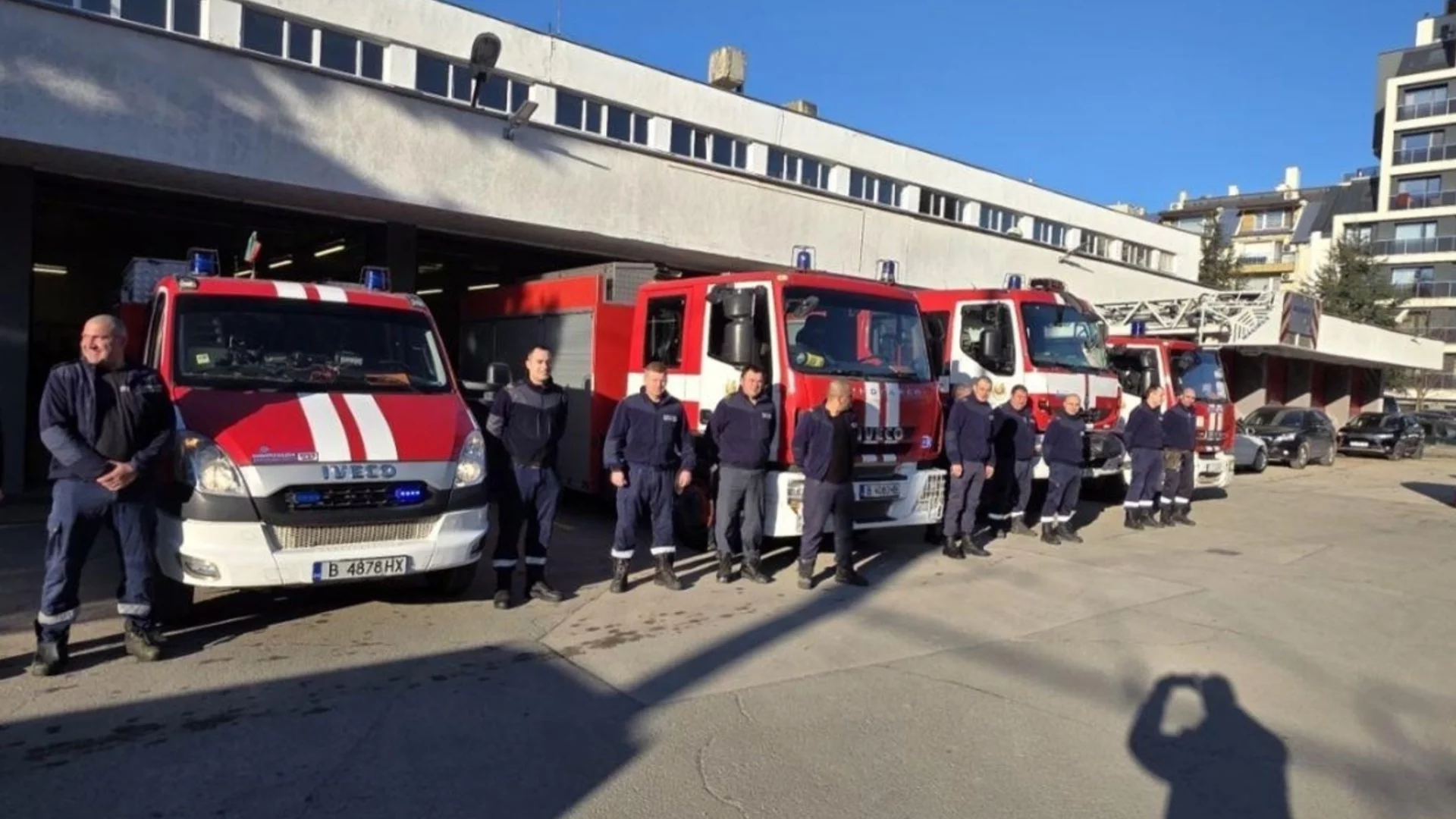 Разследват пожара на покрива на общината в Разград