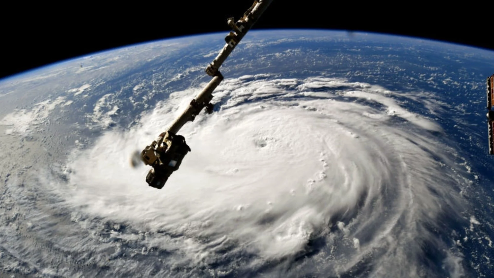 Турция се облизва за спътници в Космоса: Ето с кого преговаря?