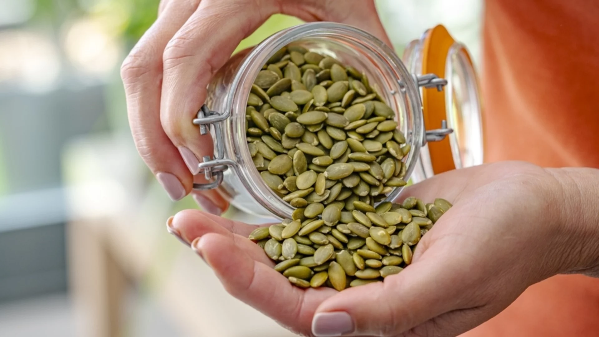 6 семена, които по естествен начин подпомагат хормоните, кожата, съня, костите и енергията ви