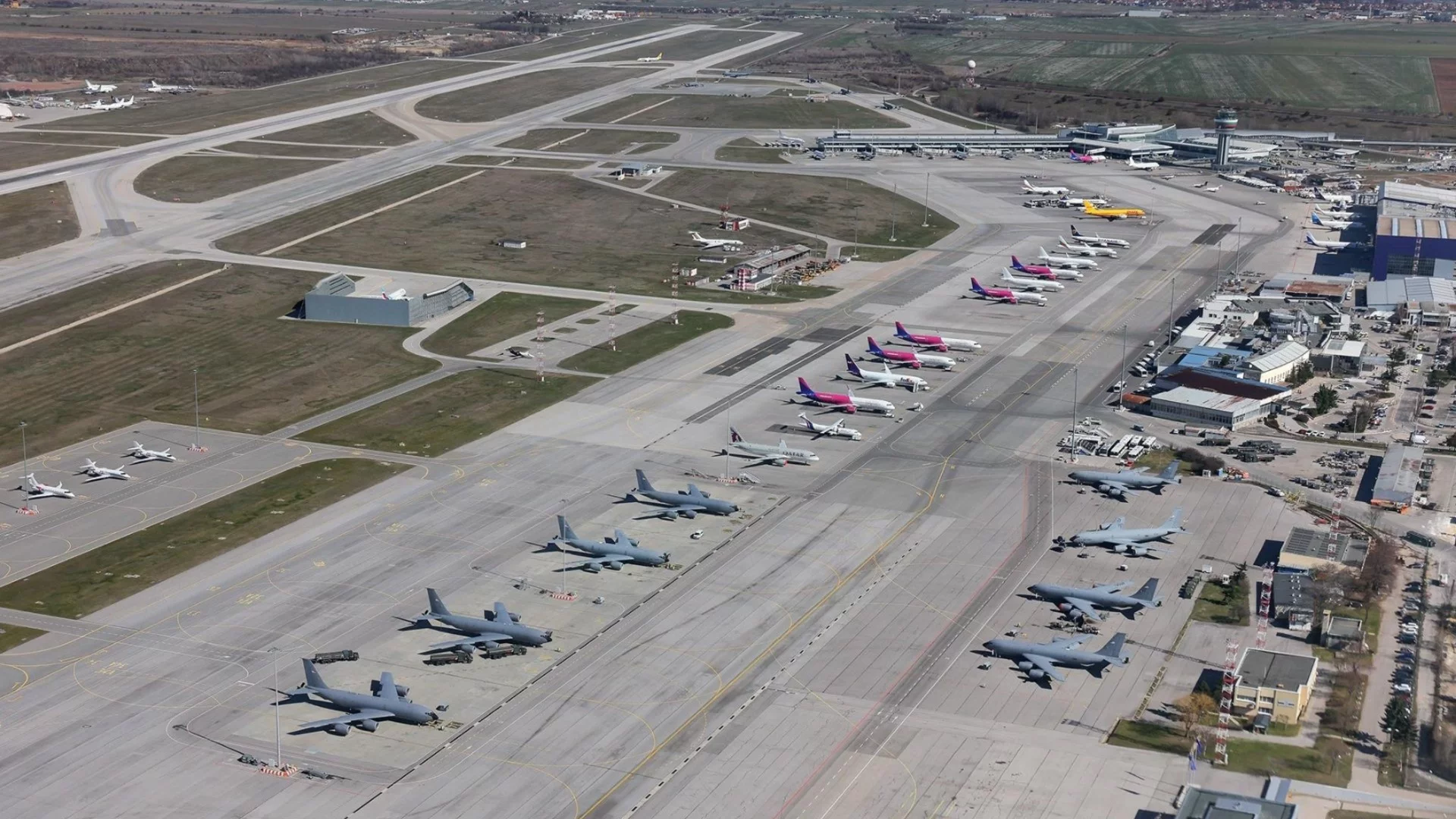 US самолетите са по цялото летище, не са преместени