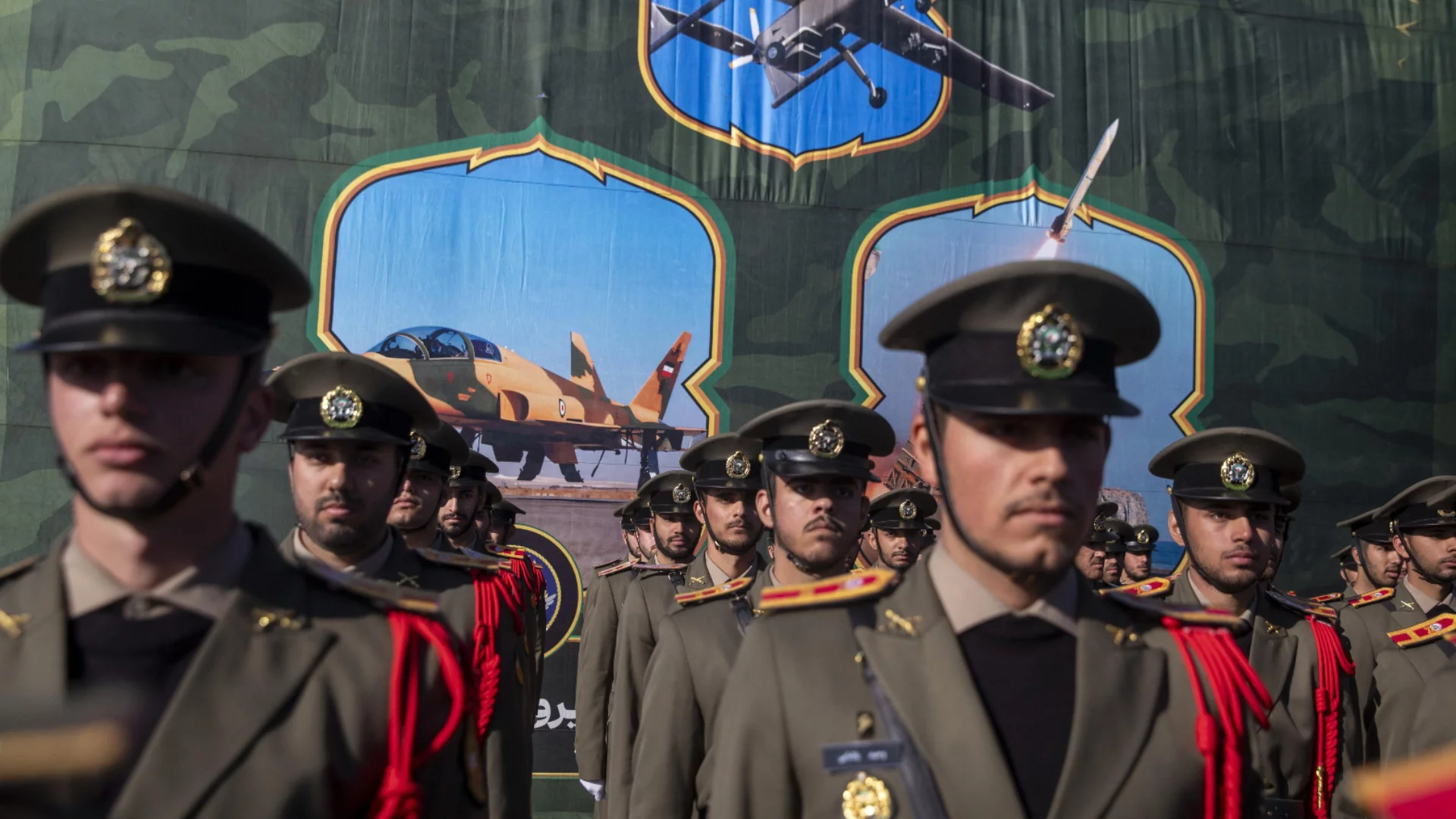 В Иран деца вземат оръжие в ръце за държавна служба. Наводнение потопи Дагестан (ВИДЕО)