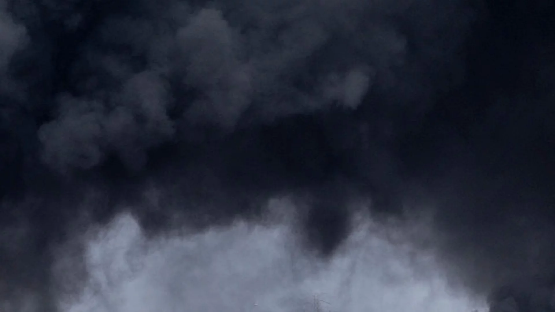 Природно явление: Кремъл лъготи за черния въздух от Уст-Луга, готви забрана за износ на бензин. Украйна пак взриви руския петрол (ОБЗОР-ВИДЕО)