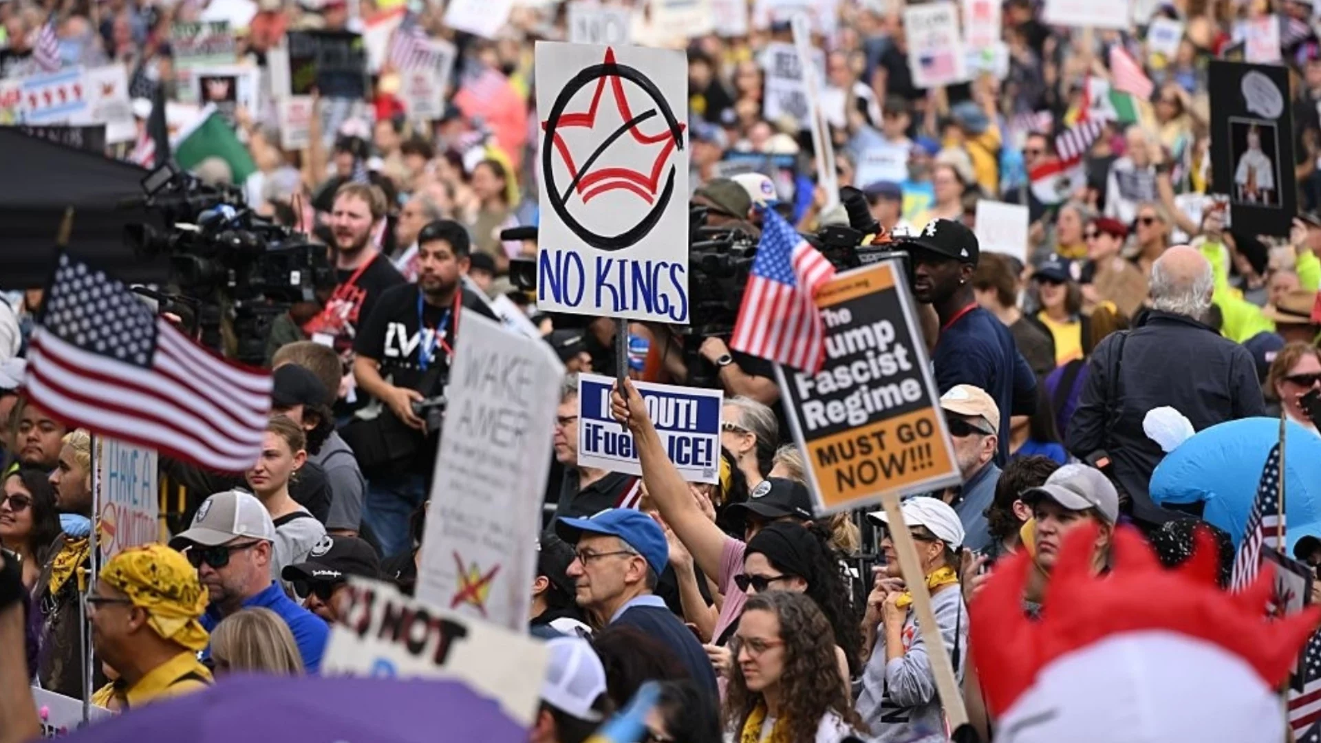 "Не го искат": Над 8 млн. души се включиха в протестите срещу Тръмп (ВИДЕО)