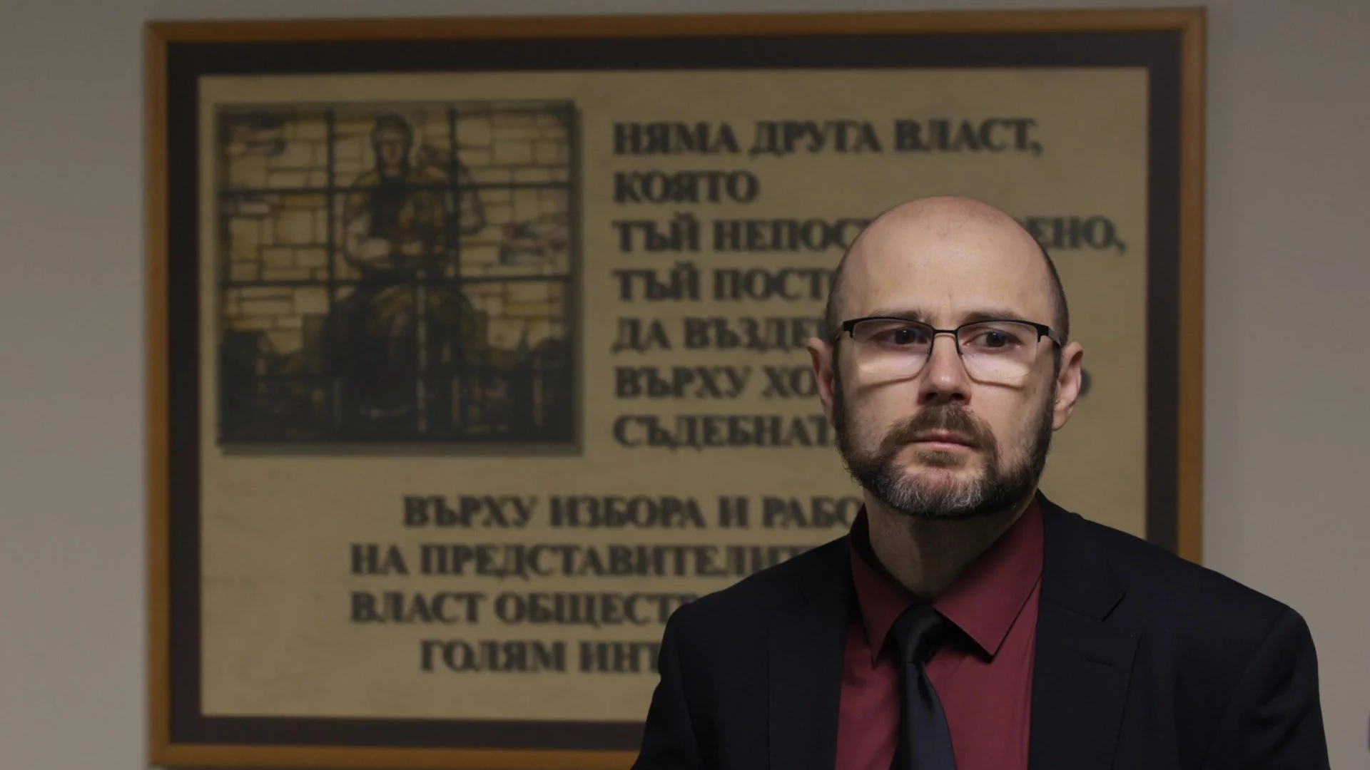 "Вечният временен Сарафов": Улицата не скрив, а топката остава в Народното събрание