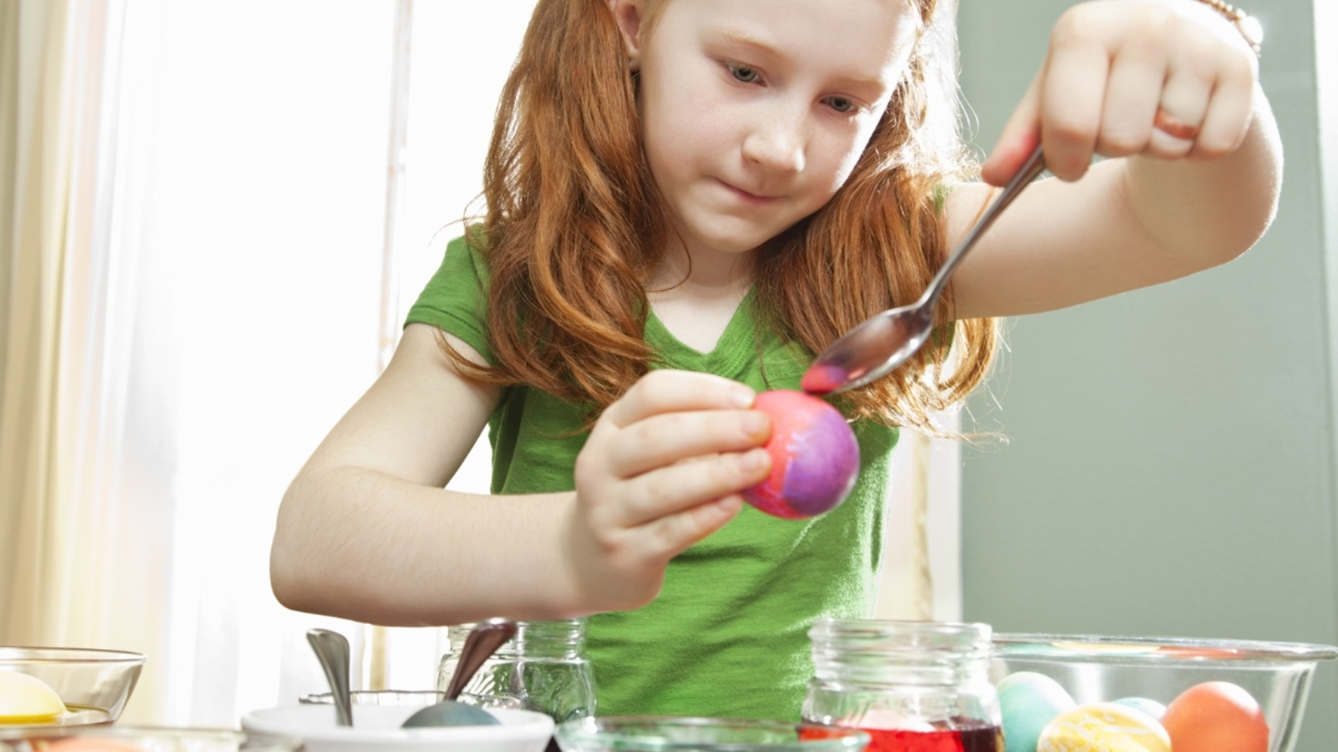 Боядисване на яйца: Как да постигнете мраморен ефект без химия