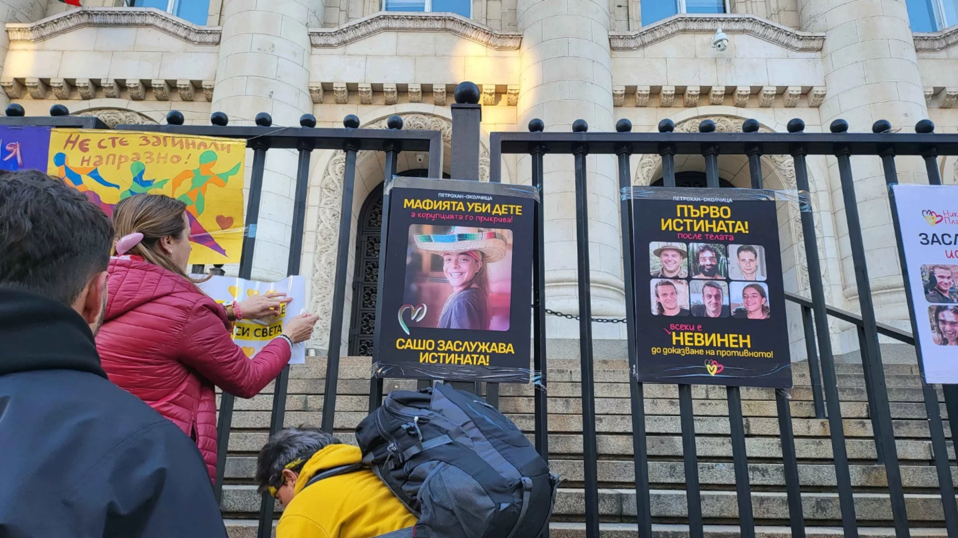 "Въпросът защо животът им бе отнет виси с пълна сила": Майката на Калушев разказа за "прекършения живот" на Ники