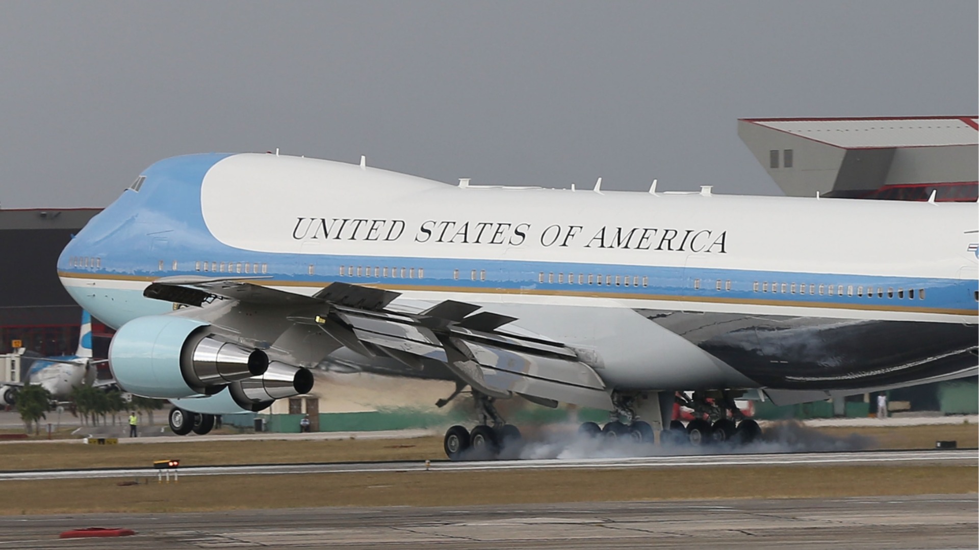 Тревога във въздуха: Дрон до самолета на Тръмп (ВИДЕО)