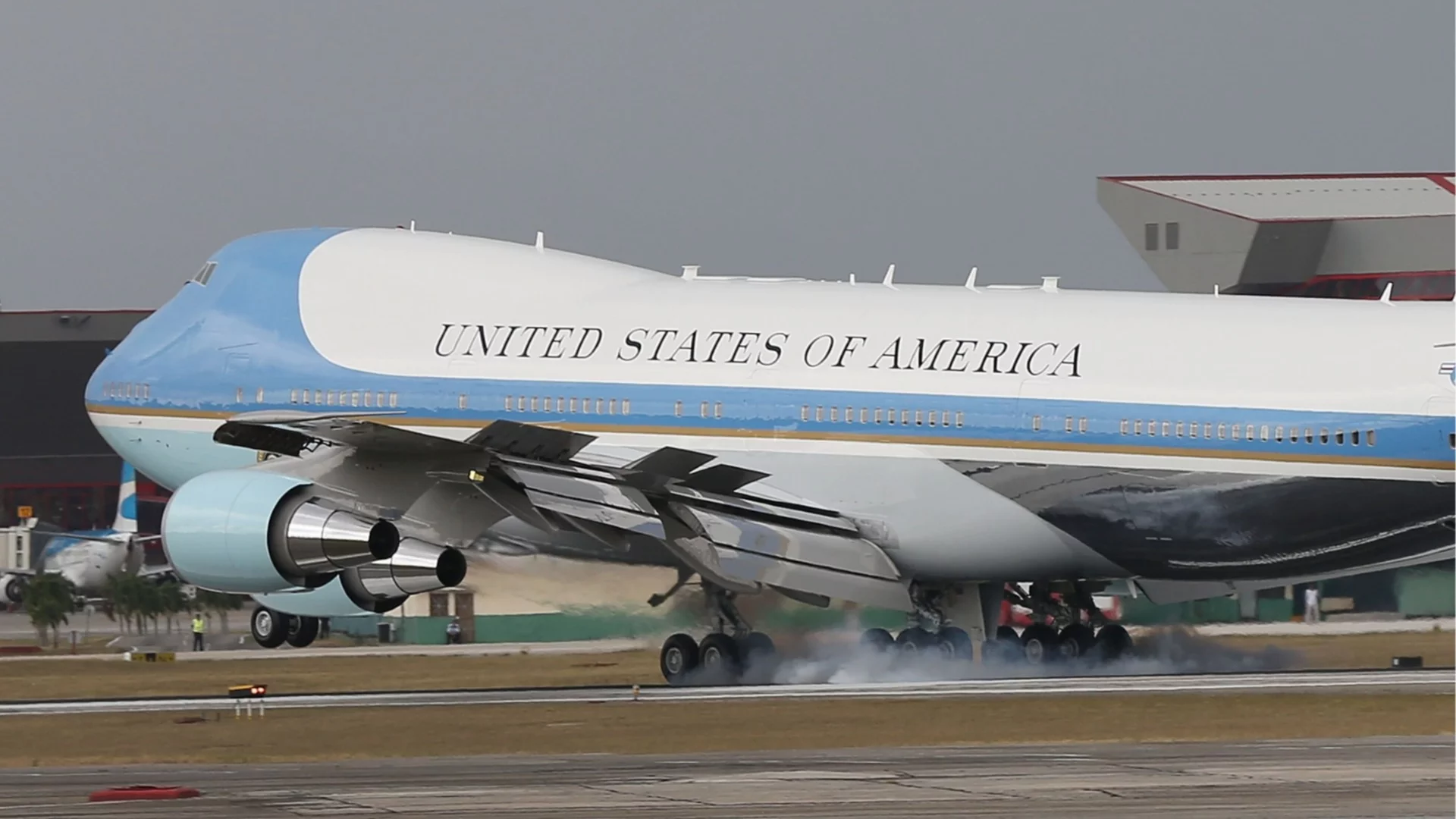 Тревога във въздуха: Дрон до самолета на Тръмп (ВИДЕО)